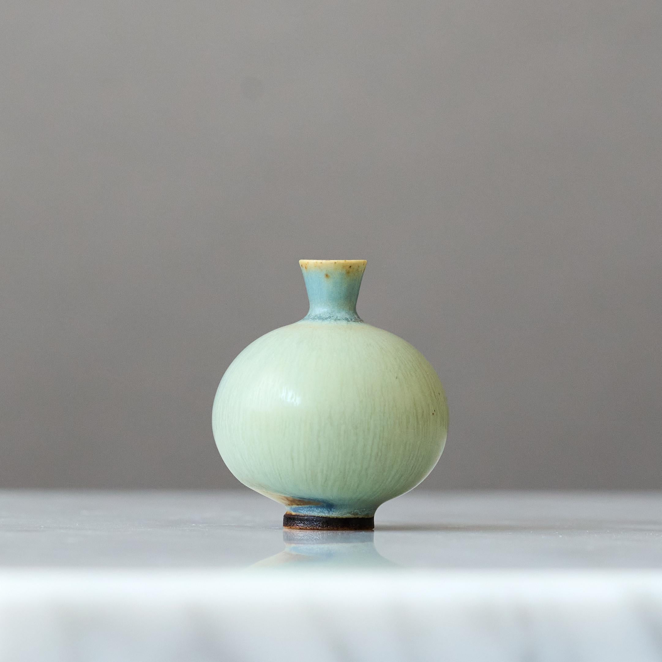 Vase miniature en grès bleu de Berndt Friberg. Gustavsberg Studio A Suède 1960s en vente 3