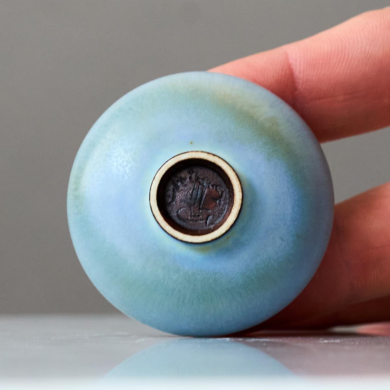 Jarrón en miniatura de gres azul de Berndt Friberg. Estudio Gustavsberg Suecia Años 60 en venta 3