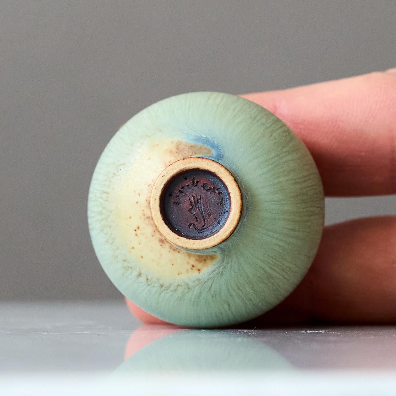 Vase miniature en grès bleu de Berndt Friberg. Gustavsberg Studio A Suède 1960s en vente 4