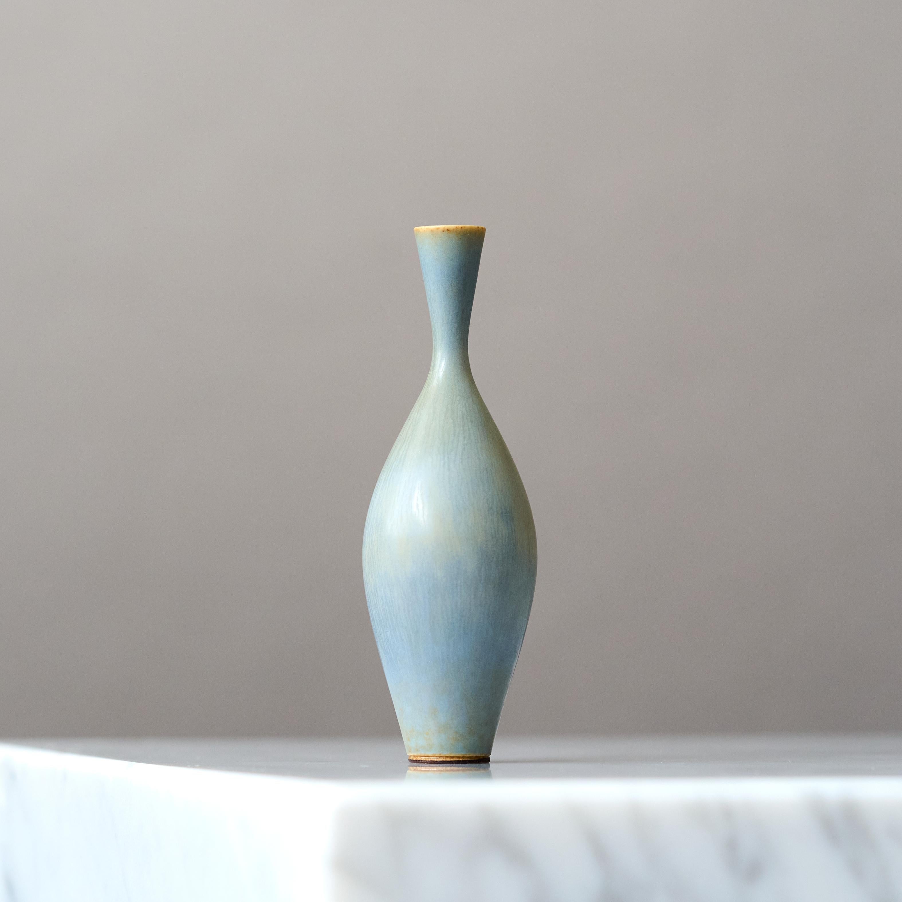 Un bellissimo vaso in gres in miniatura con un'incredibile smaltatura blu chiaro a pelo di lepre.
Realizzato dal maestro lanciatore Berndt Friberg, nello studio dell'artista a Gustavsberg, Svezia, negli anni '60.

Ottime condizioni. 
Firma incisa