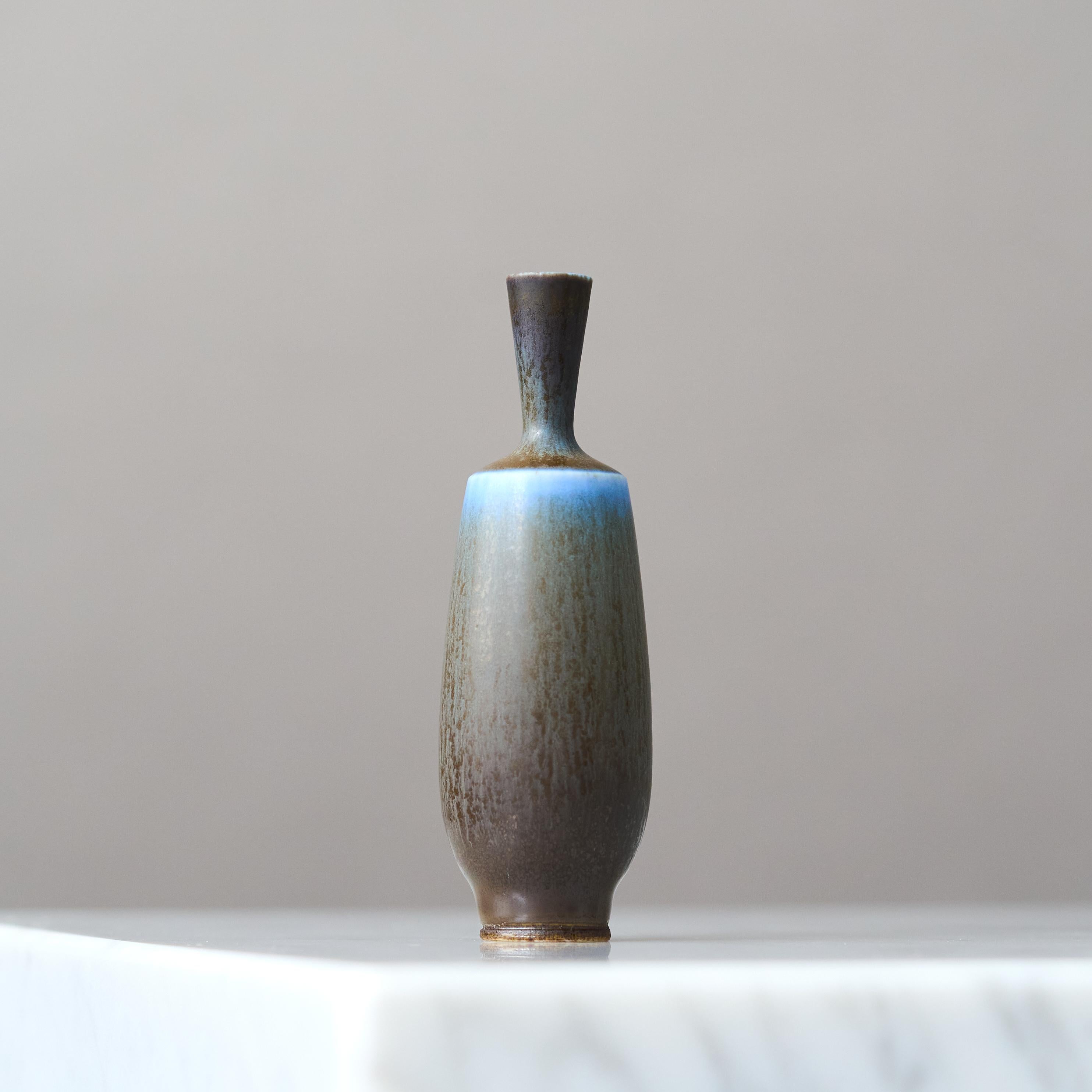 Precioso jarrón de gres en miniatura con un sorprendente esmalte azul y marrón de pelo de liebre.
Realizado por el maestro lanzador Berndt Friberg, en el estudio del artista en Gustavsberg, Suecia, década de 1960.

Gran condición. 
Firma incisa