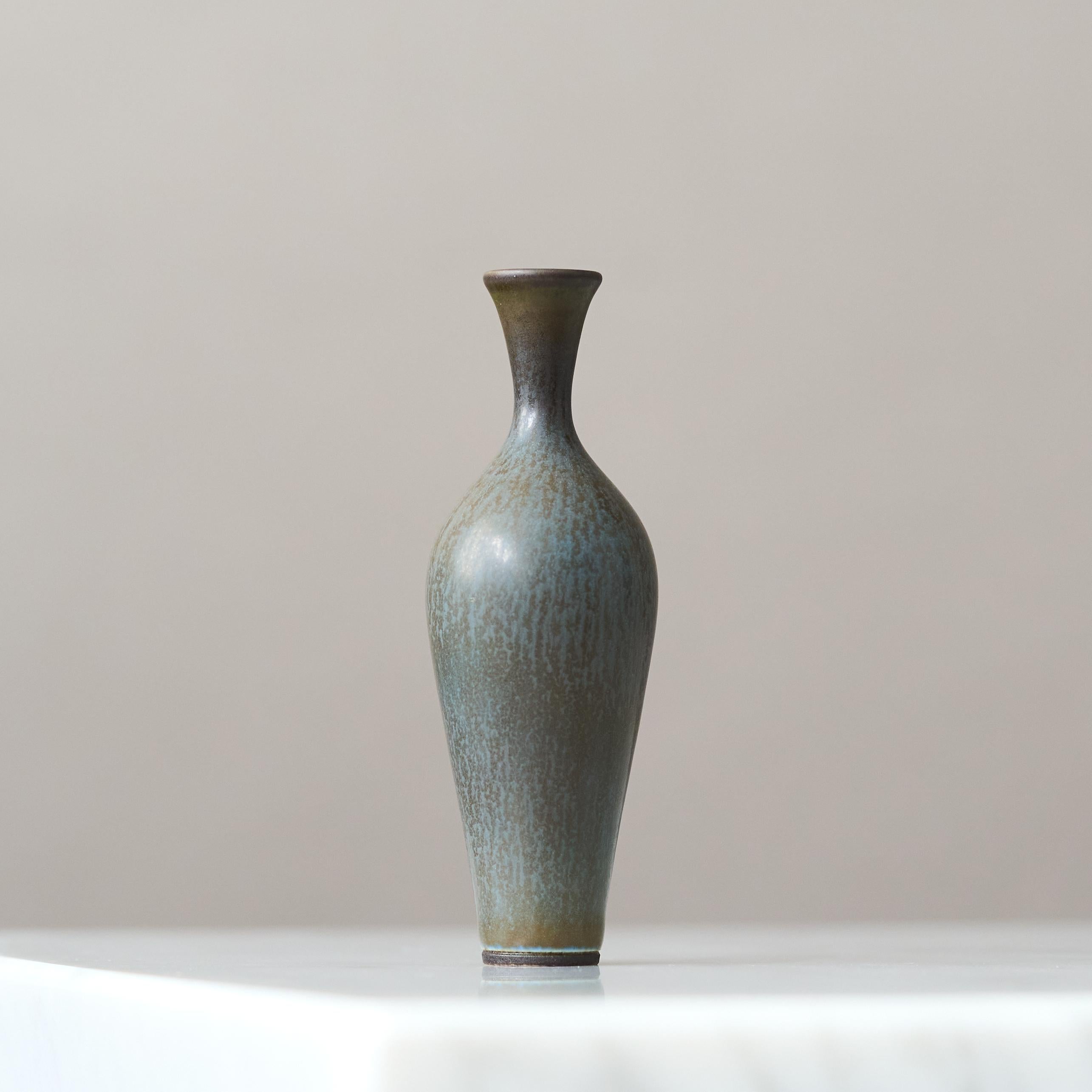 Precioso jarrón de gres en miniatura con un sorprendente esmalte azul y marrón de pelo de liebre.
Realizado por el maestro lanzador Berndt Friberg, en el estudio del artista en Gustavsberg, Suecia, década de 1960.

Gran condición. 
Firma incisa