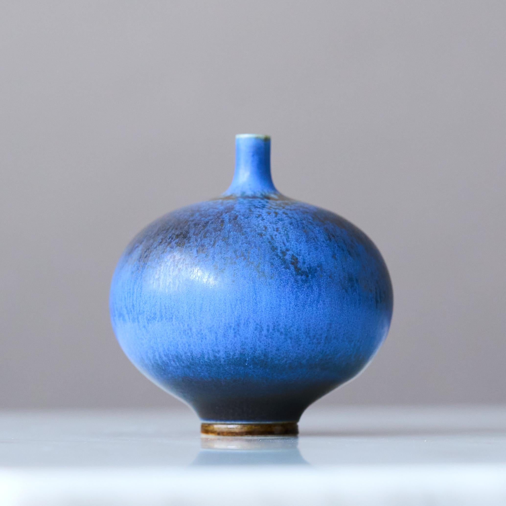 Un bellissimo vaso in gres in miniatura con un'incredibile smaltatura blu scuro a pelo di lepre.
Realizzato dal maestro lanciatore Berndt Friberg, nello studio dell'artista a Gustavsberg, Svezia, negli anni '60.

Ottime condizioni. 
Firma incisa