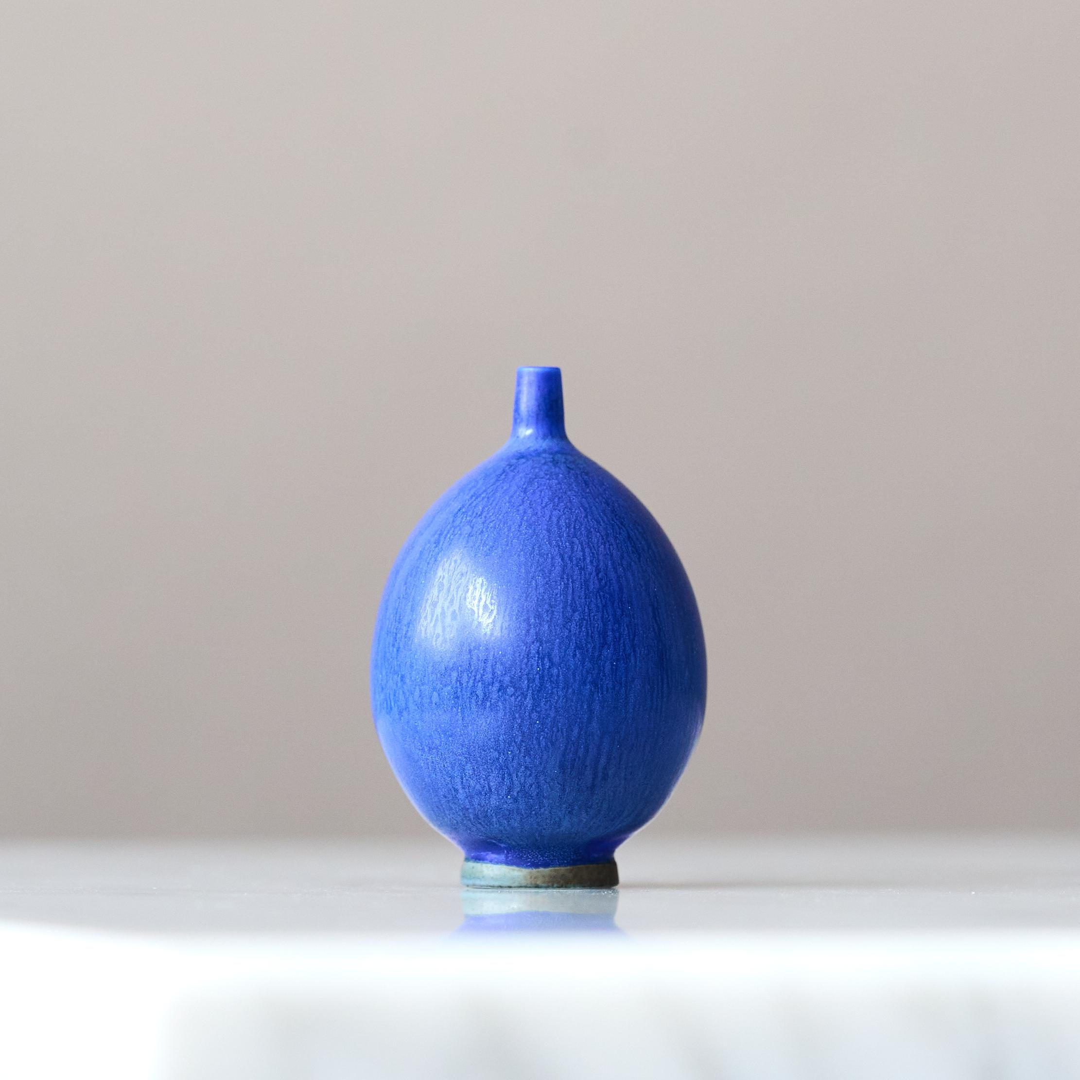 Un bellissimo vaso in gres in miniatura con un'incredibile smaltatura blu scuro a pelo di lepre.
Realizzato dal maestro lanciatore Berndt Friberg, nello studio dell'artista a Gustavsberg, Svezia, negli anni '60.

Ottime condizioni. 
Firma incisa