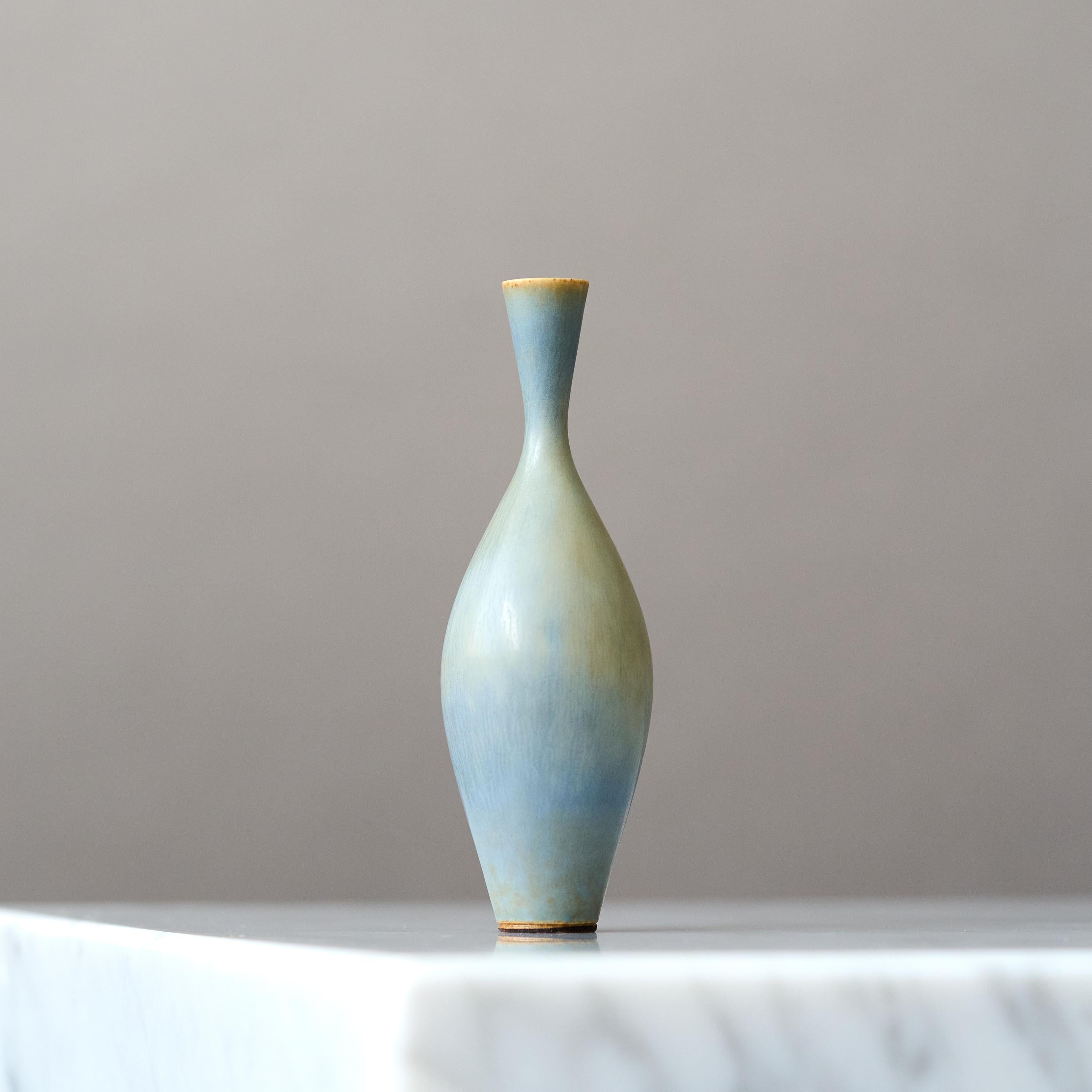 Scandinavo moderno Vaso in miniatura in gres blu di Berndt Friberg. Studio A Gustavsberg Svezia 1960 in vendita