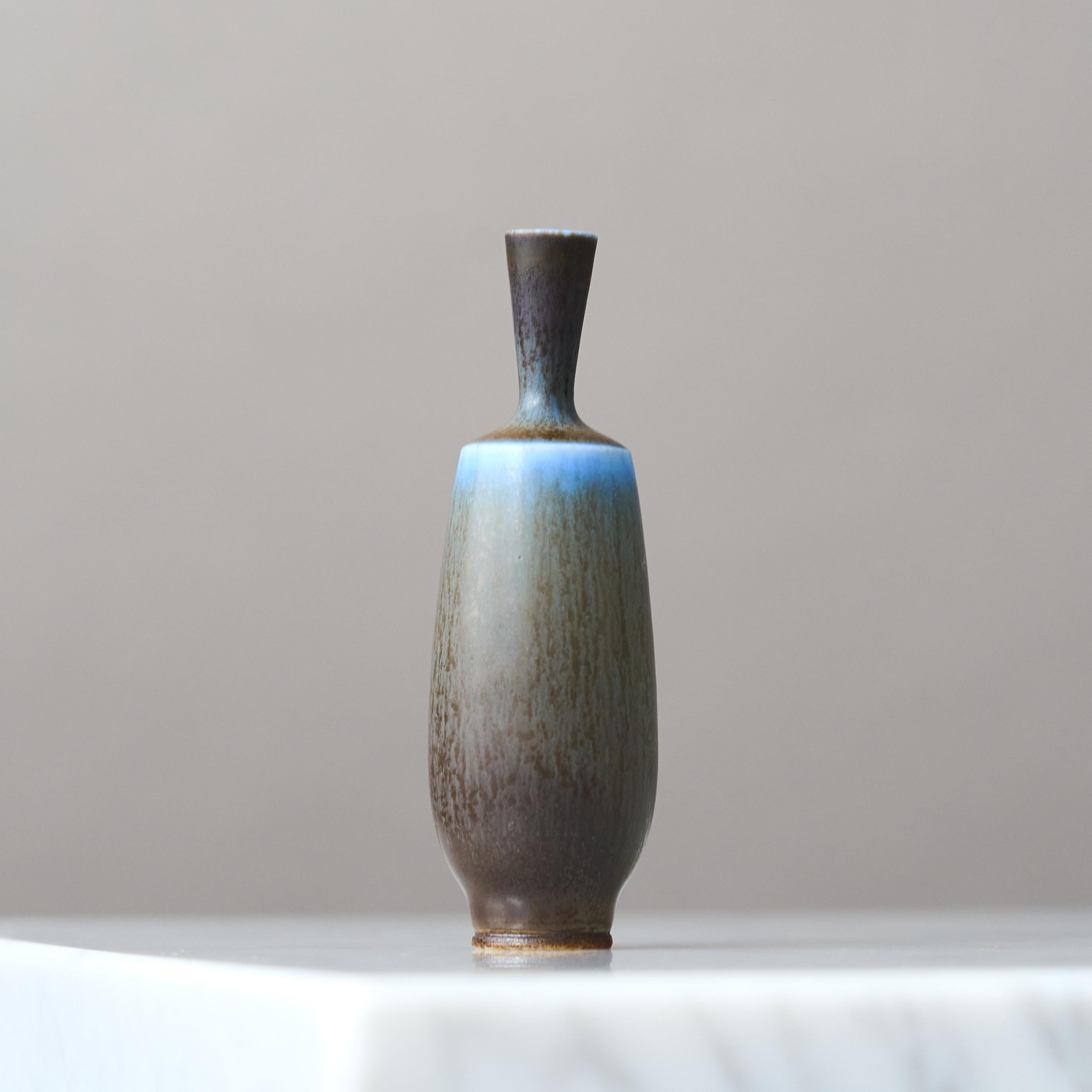 Jarrón en miniatura de gres azul de Berndt Friberg. Estudio Gustavsberg Suecia Años 60 Escandinavo moderno en venta