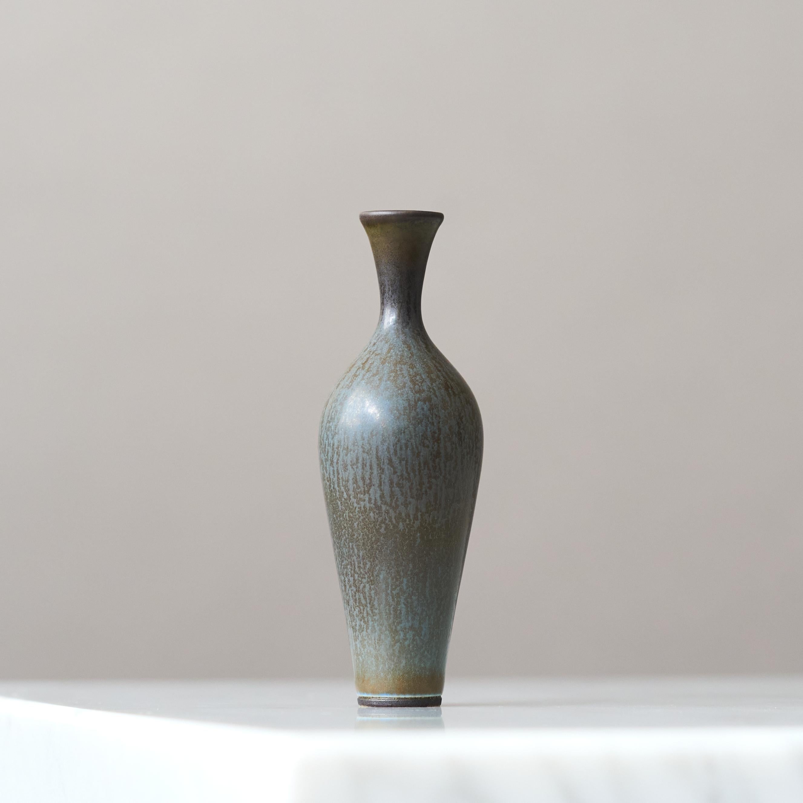 Jarrón en miniatura de gres azul de Berndt Friberg. Estudio Gustavsberg Suecia Años 60 Escandinavo moderno en venta