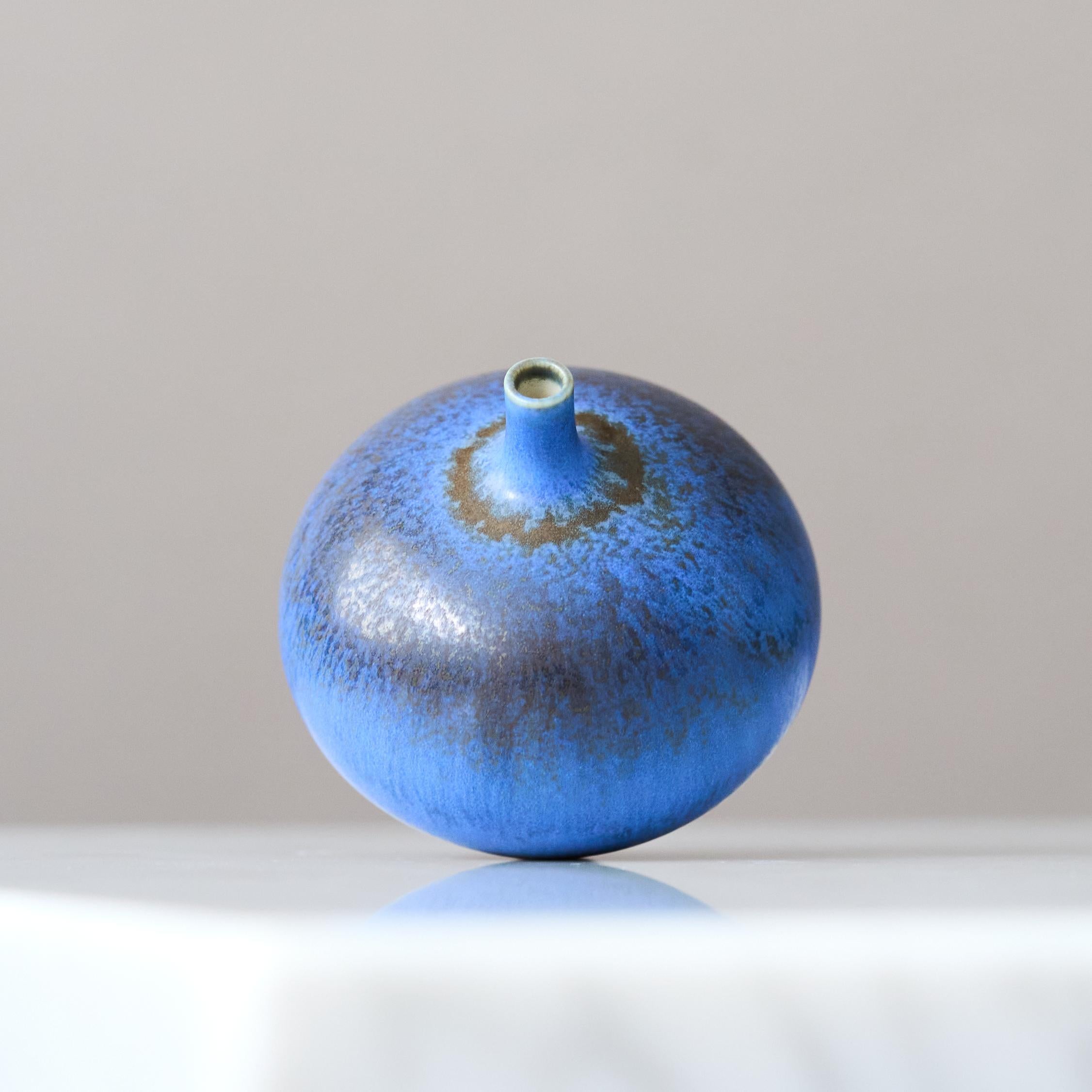 Scandinavo moderno Vaso in miniatura in gres blu di Berndt Friberg. Studio A Gustavsberg Svezia 1960 in vendita
