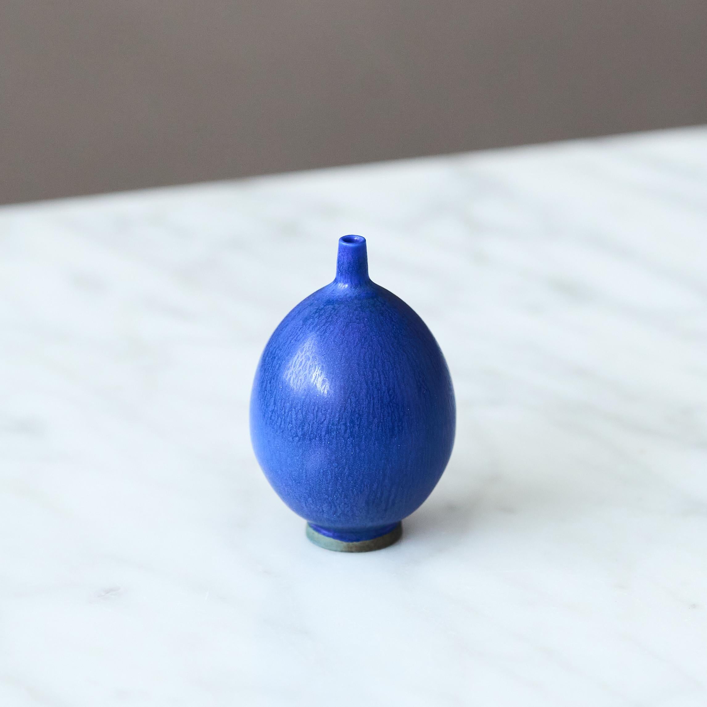 Scandinavo moderno Vaso in miniatura in gres blu di Berndt Friberg. Studio A Gustavsberg Svezia 1960 in vendita