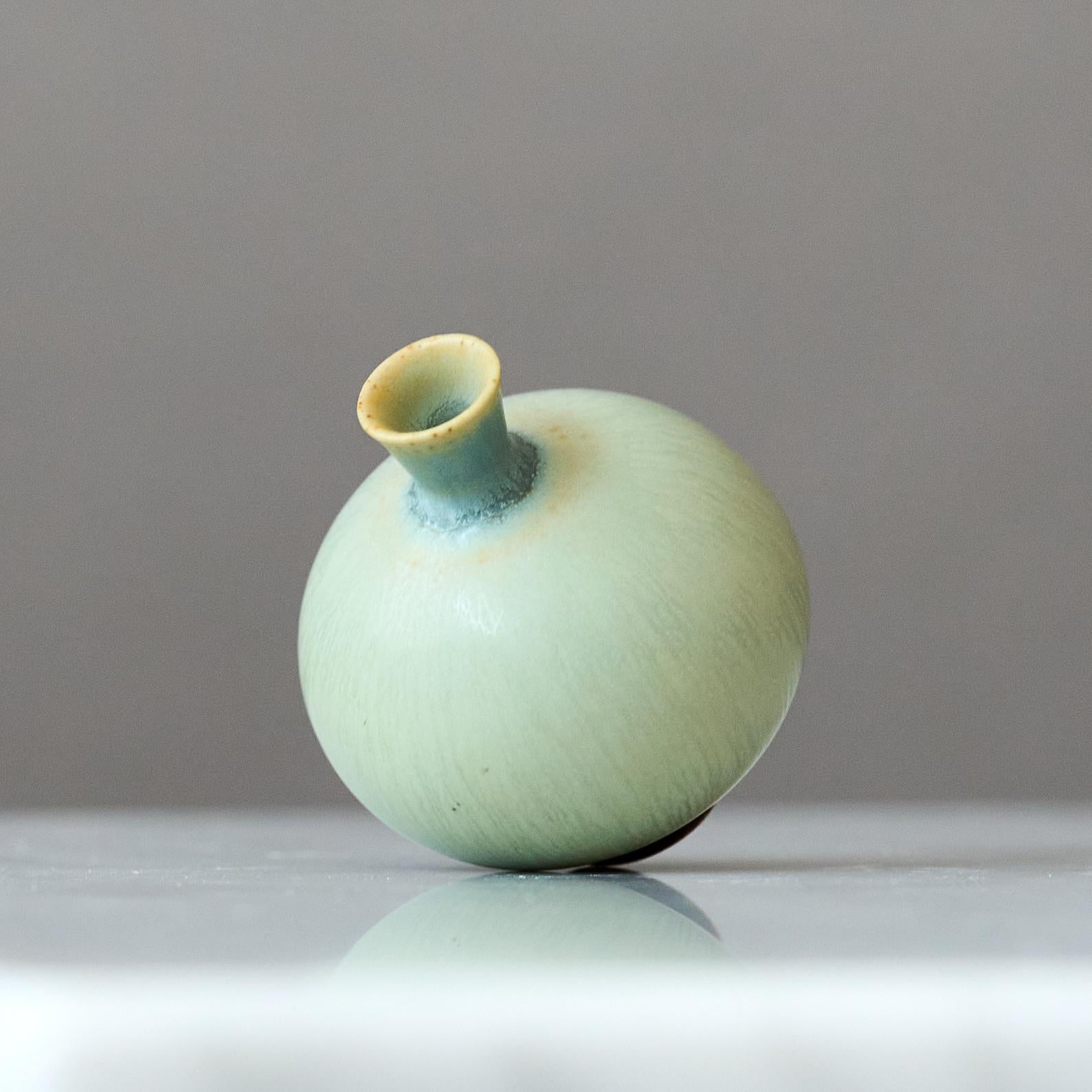 Scandinave moderne Vase miniature en grès bleu de Berndt Friberg. Gustavsberg Studio A Suède 1960s en vente