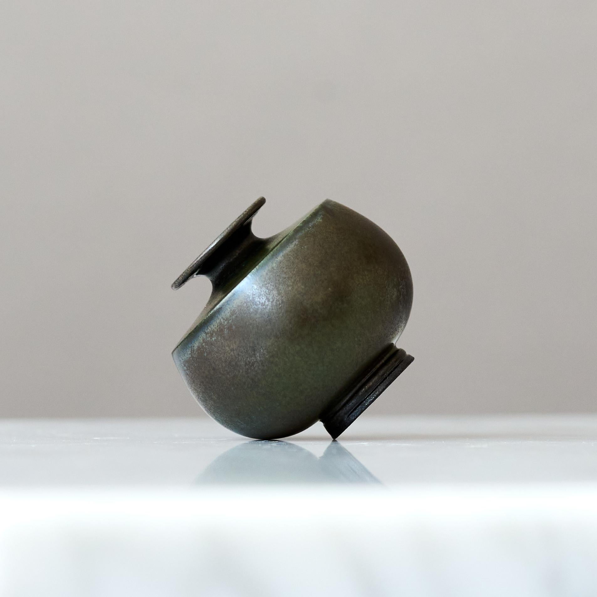 Scandinavo moderno Vaso in miniatura in gres blu di Berndt Friberg. Studio A Gustavsberg Svezia 1960 in vendita