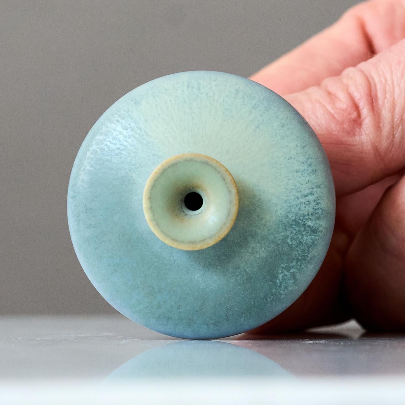 Jarrón en miniatura de gres azul de Berndt Friberg. Estudio Gustavsberg Suecia Años 60 Escandinavo moderno en venta
