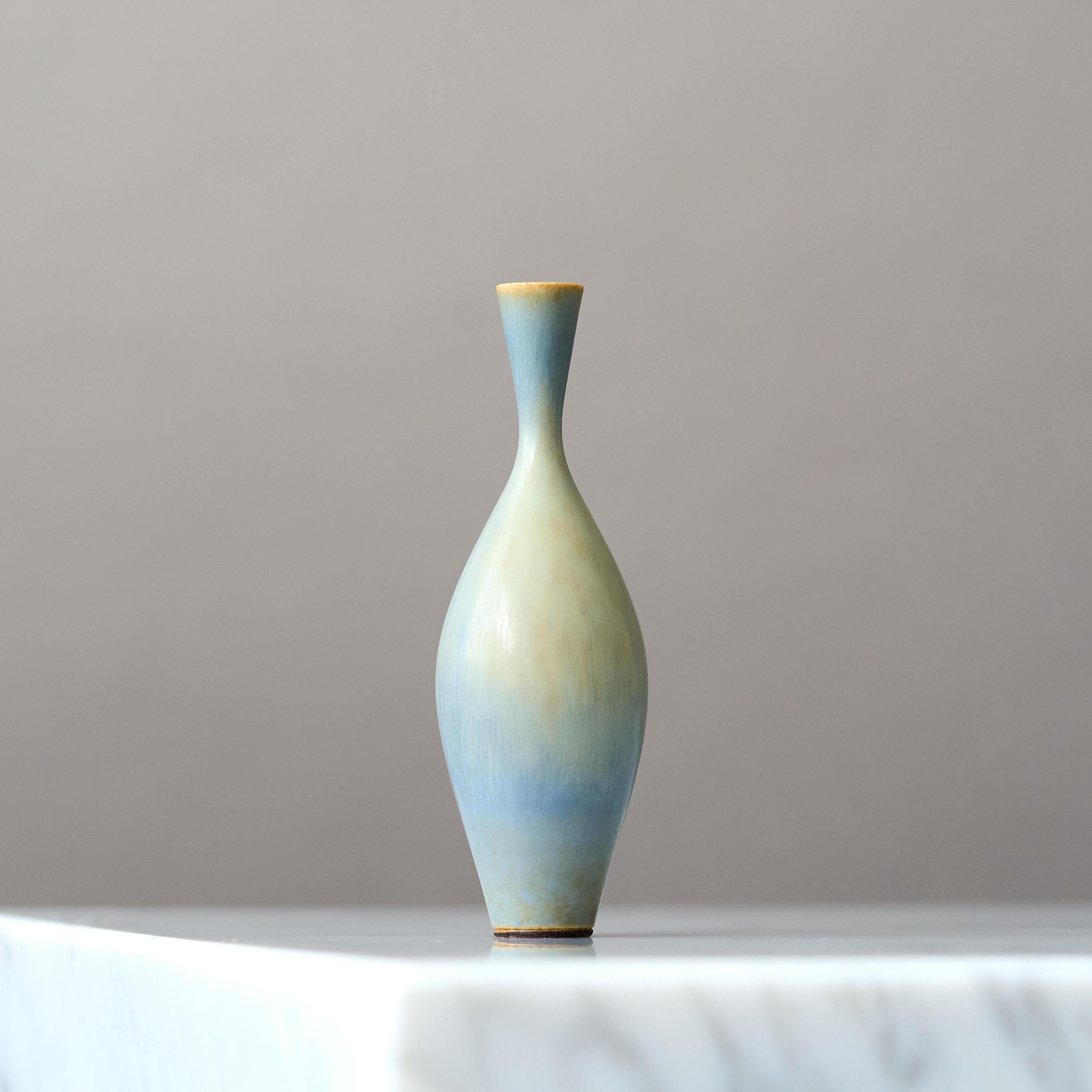 Svedese Vaso in miniatura in gres blu di Berndt Friberg. Studio A Gustavsberg Svezia 1960 in vendita
