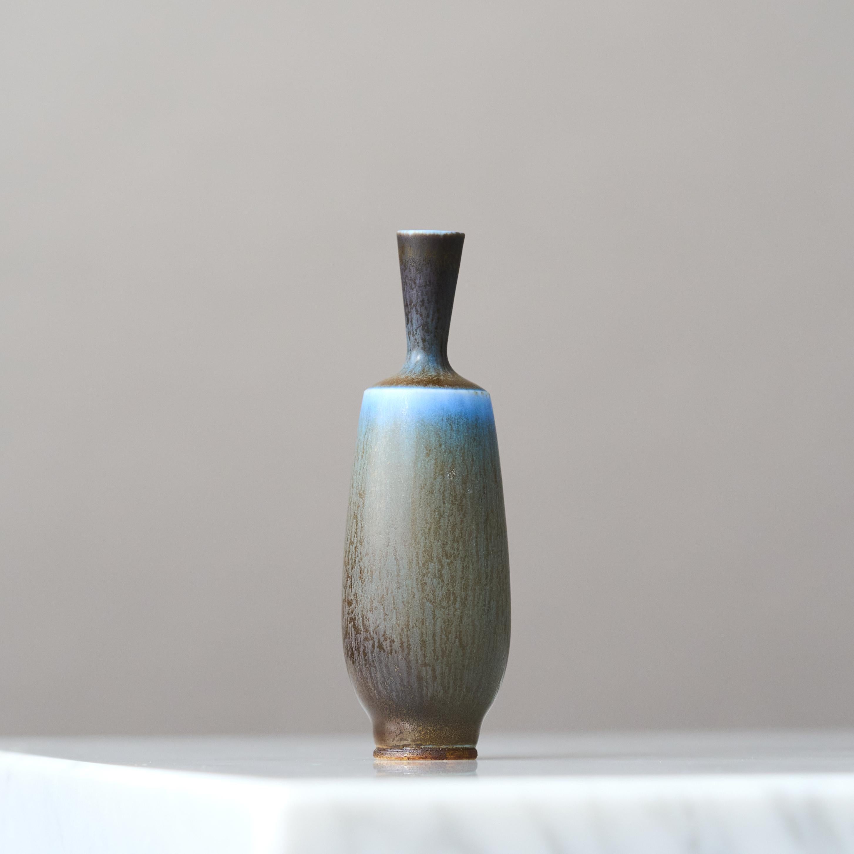 Jarrón en miniatura de gres azul de Berndt Friberg. Estudio Gustavsberg Suecia Años 60 Sueco en venta