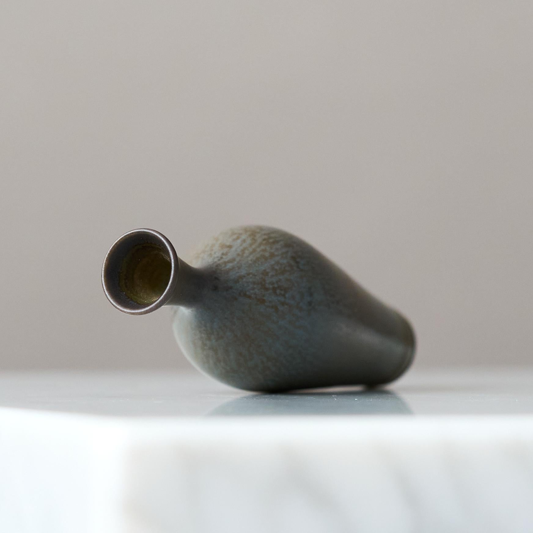Jarrón en miniatura de gres azul de Berndt Friberg. Estudio Gustavsberg Suecia Años 60 Sueco en venta