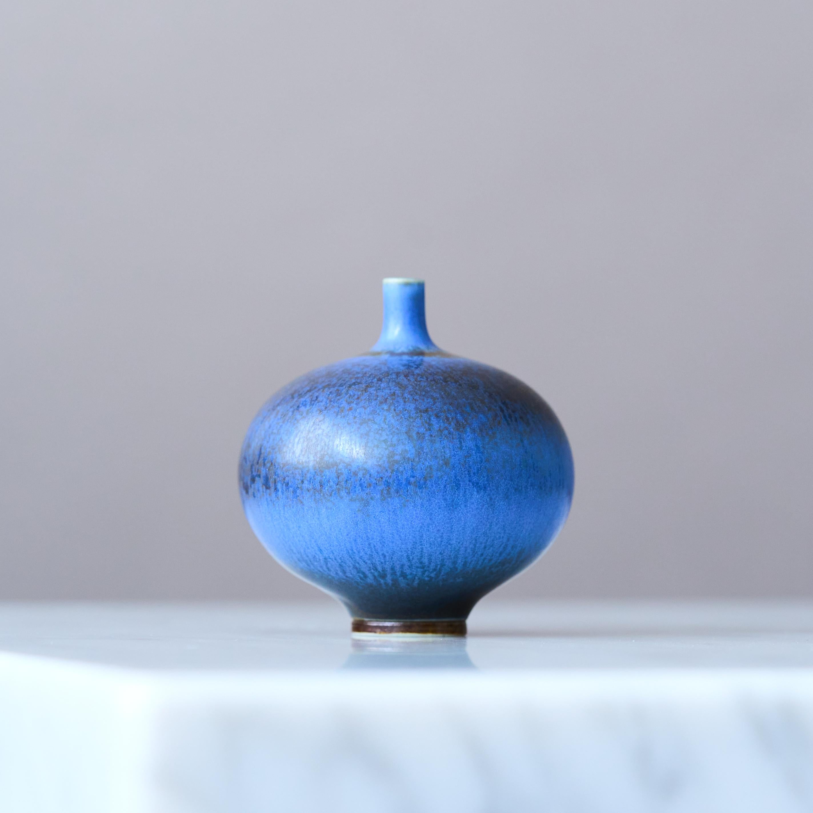 Svedese Vaso in miniatura in gres blu di Berndt Friberg. Studio A Gustavsberg Svezia 1960 in vendita