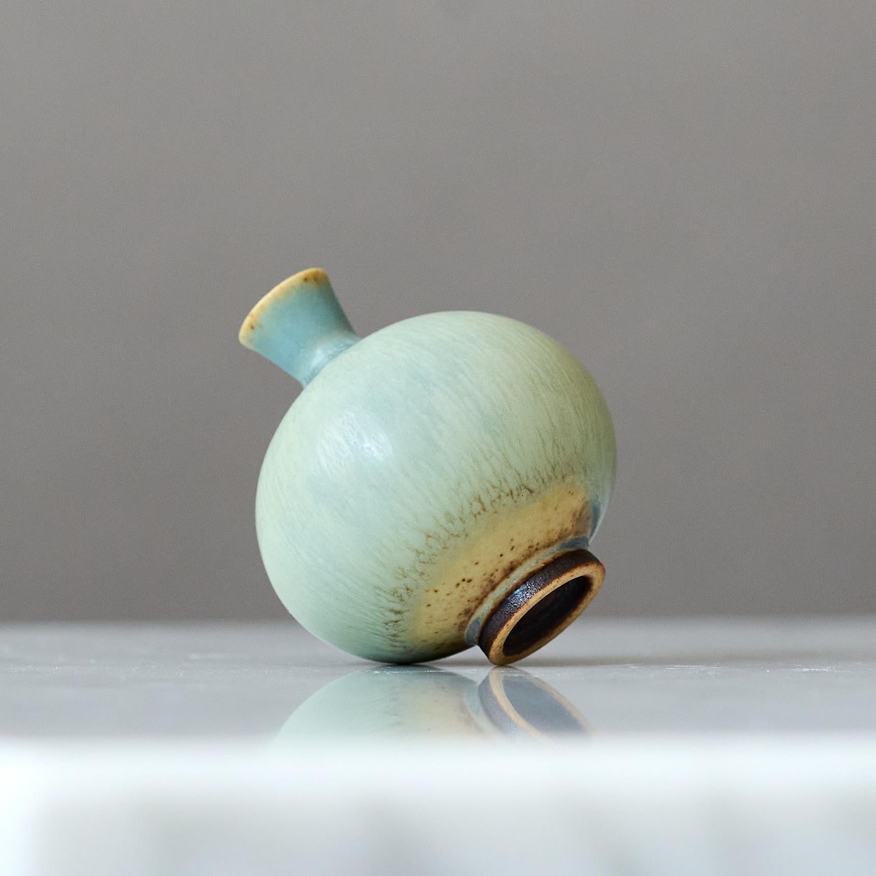Suédois Vase miniature en grès bleu de Berndt Friberg. Gustavsberg Studio A Suède 1960s en vente