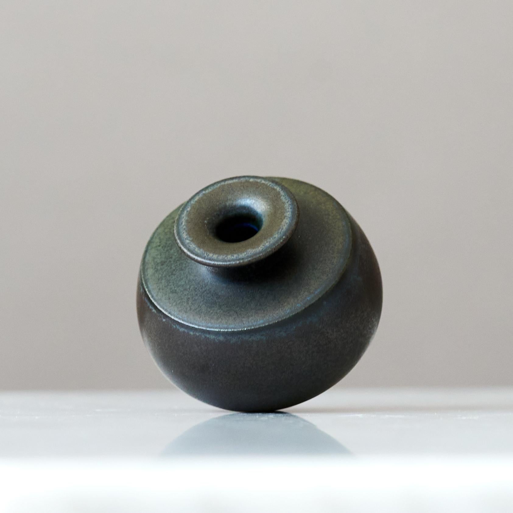 Svedese Vaso in miniatura in gres blu di Berndt Friberg. Studio A Gustavsberg Svezia 1960 in vendita