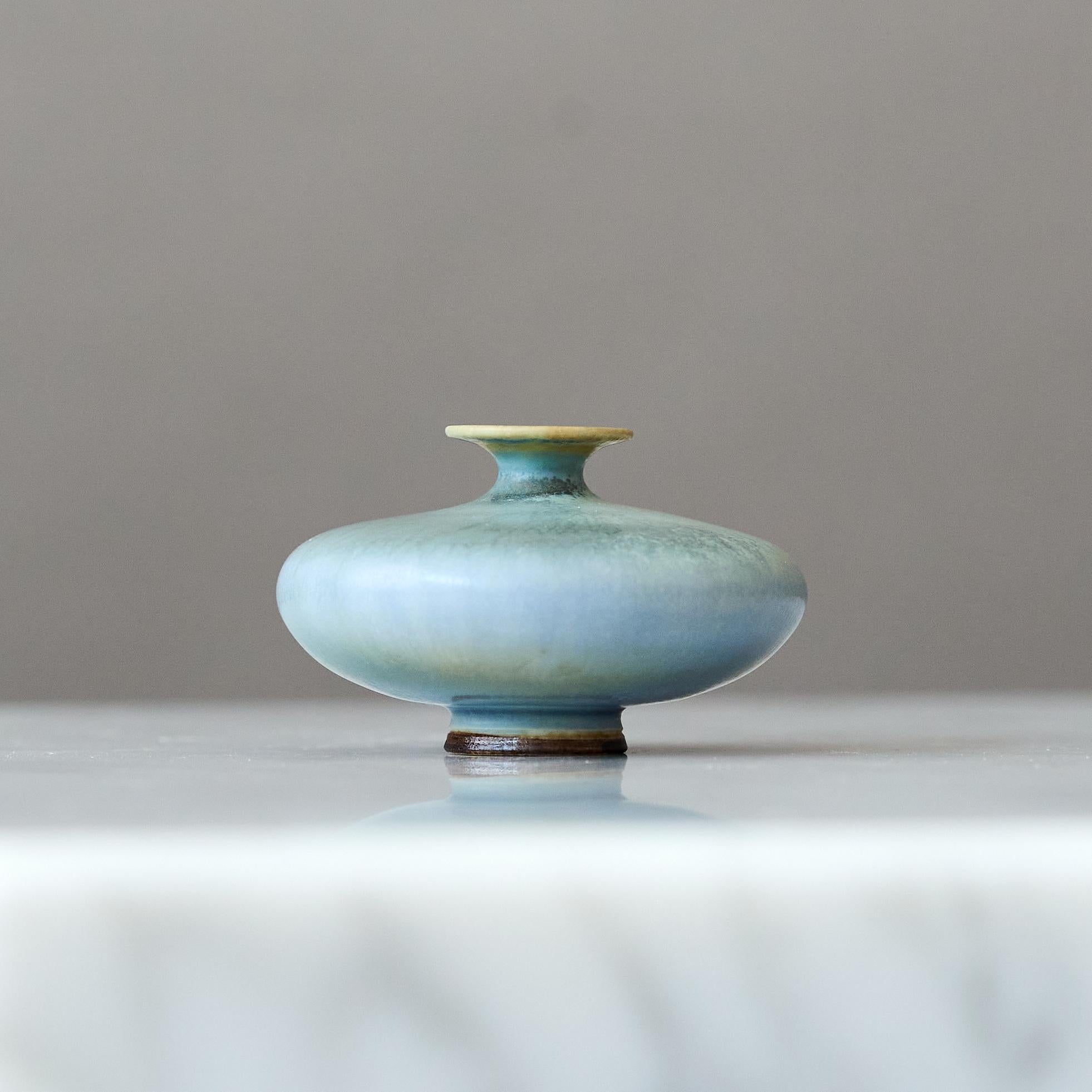 Jarrón en miniatura de gres azul de Berndt Friberg. Estudio Gustavsberg Suecia Años 60 Sueco en venta