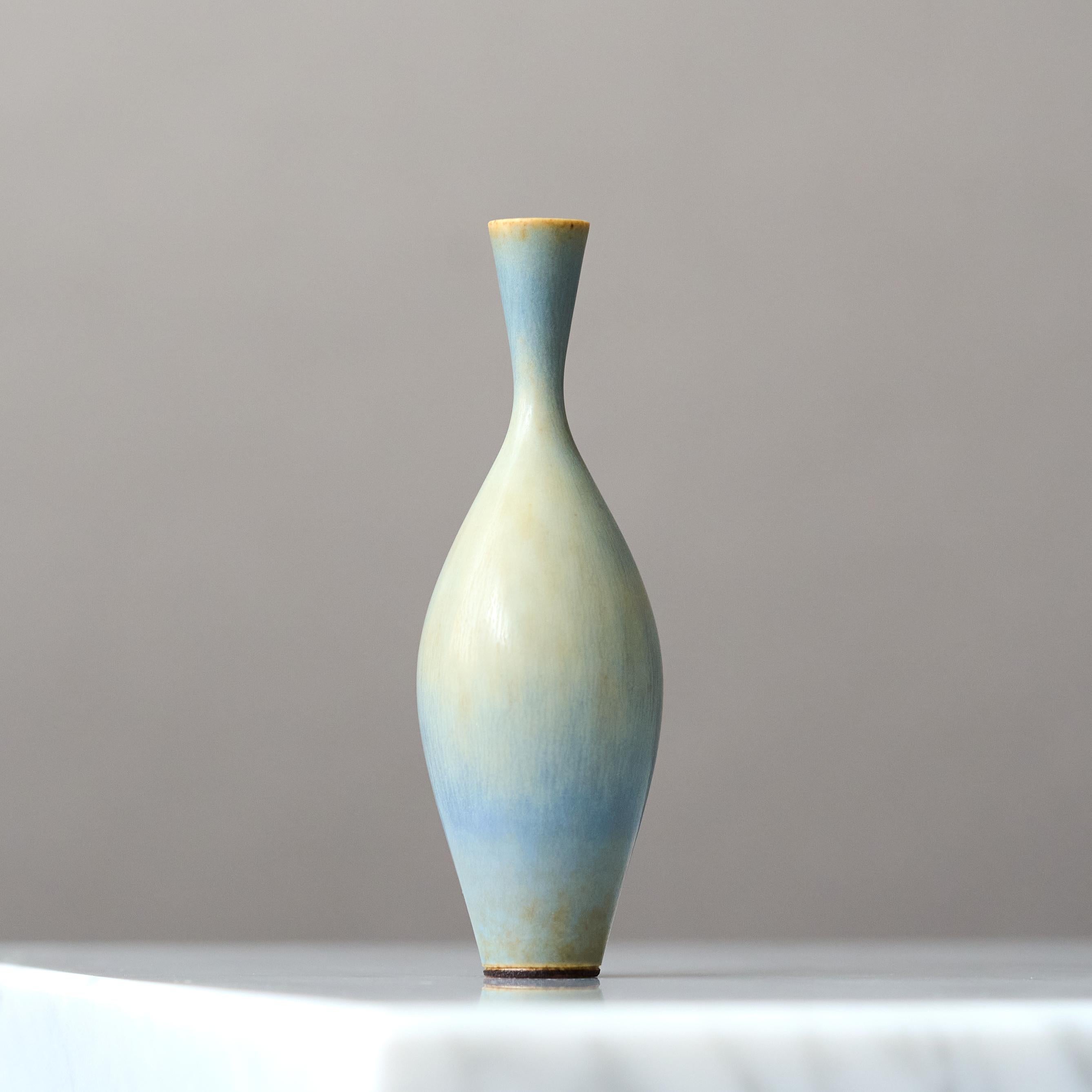 Smaltato Vaso in miniatura in gres blu di Berndt Friberg. Studio A Gustavsberg Svezia 1960 in vendita