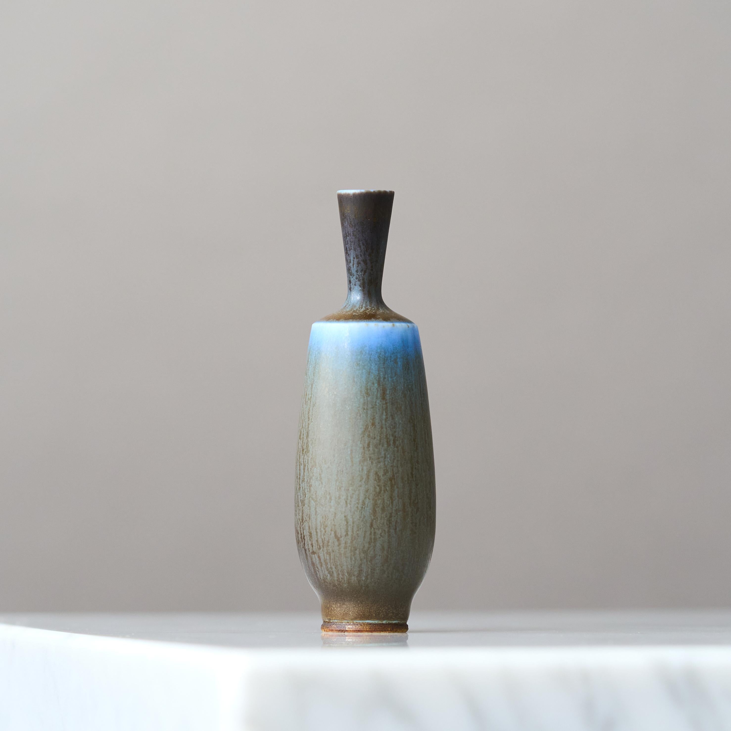 Jarrón en miniatura de gres azul de Berndt Friberg. Estudio Gustavsberg Suecia Años 60 Glaseado en venta