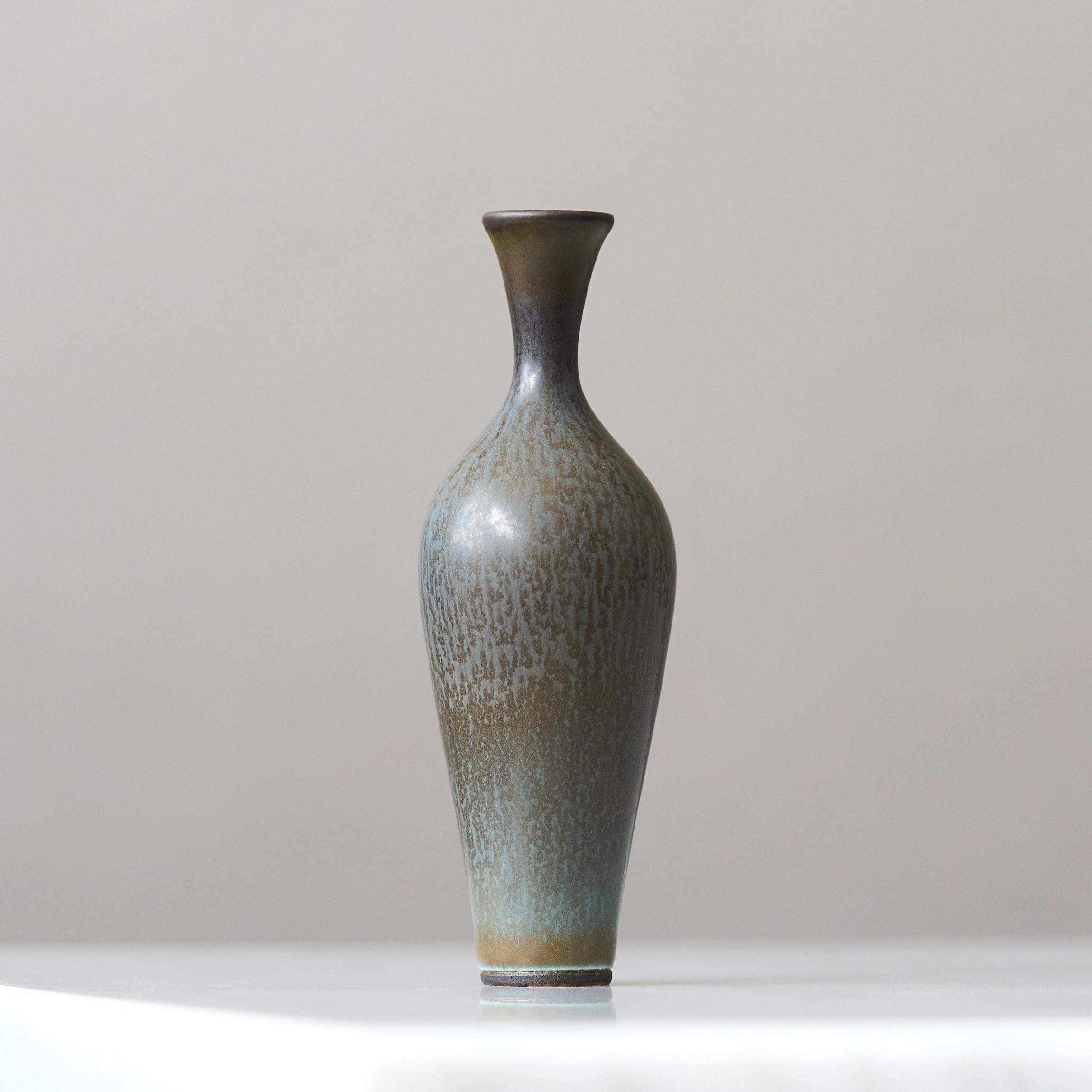 Jarrón en miniatura de gres azul de Berndt Friberg. Estudio Gustavsberg Suecia Años 60 Glaseado en venta