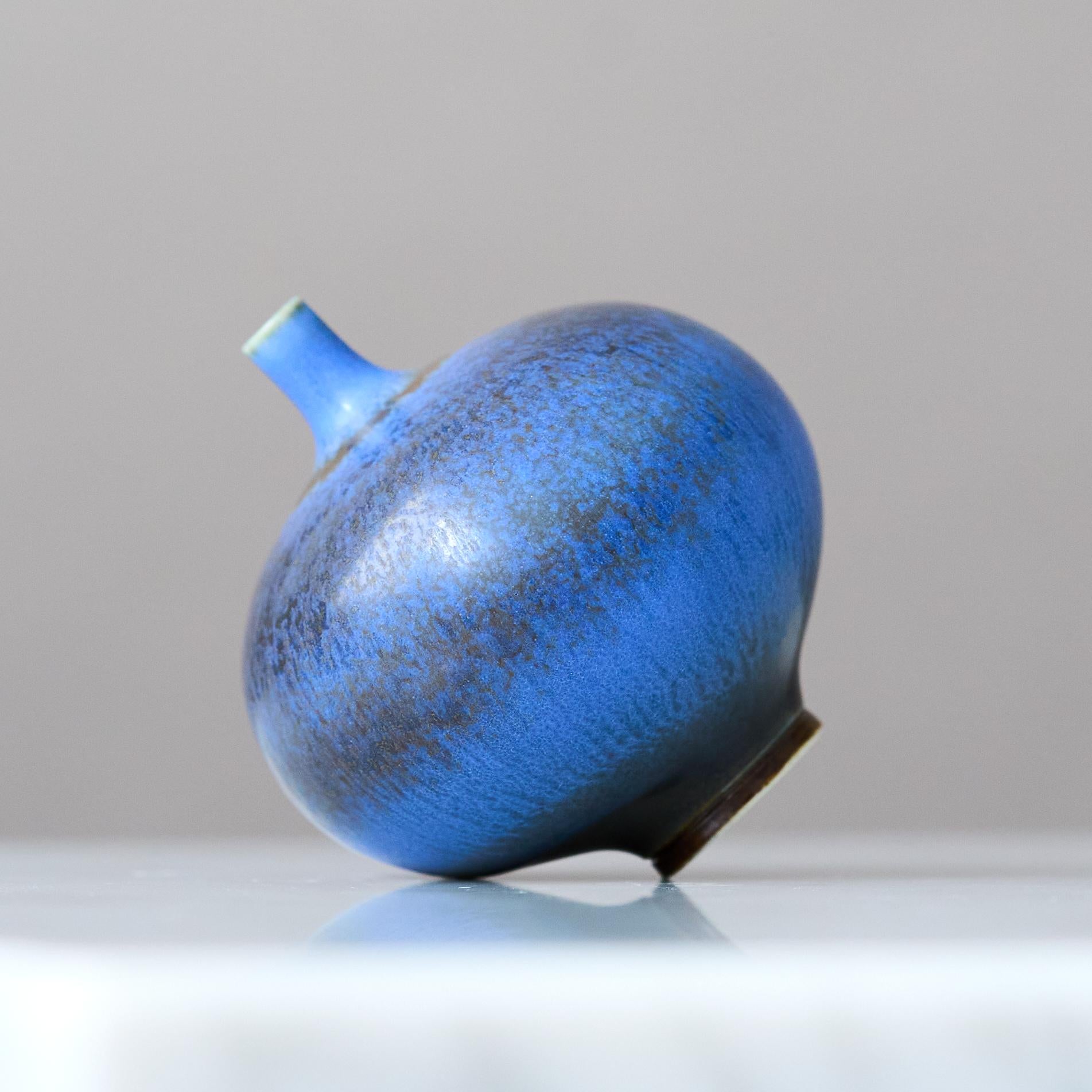Smaltato Vaso in miniatura in gres blu di Berndt Friberg. Studio A Gustavsberg Svezia 1960 in vendita