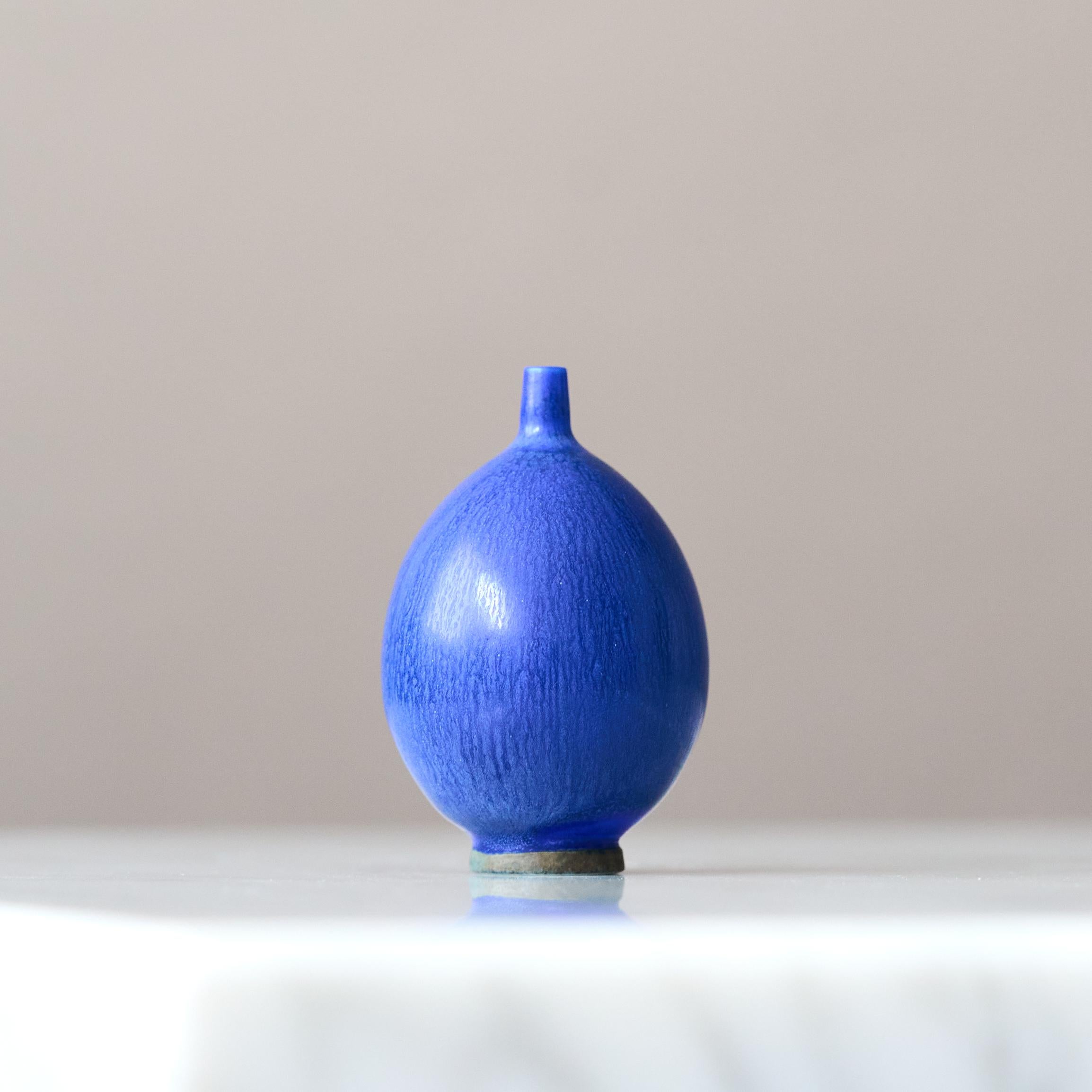 Smaltato Vaso in miniatura in gres blu di Berndt Friberg. Studio A Gustavsberg Svezia 1960 in vendita