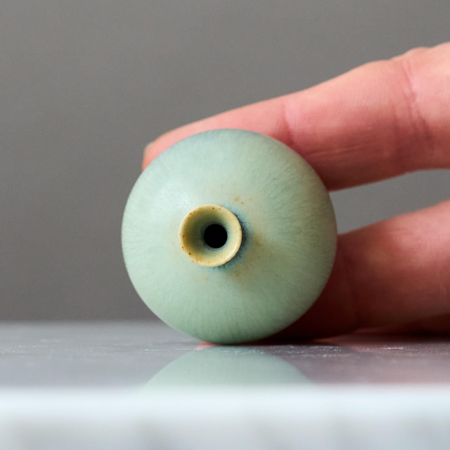 Vernissé Vase miniature en grès bleu de Berndt Friberg. Gustavsberg Studio A Suède 1960s en vente