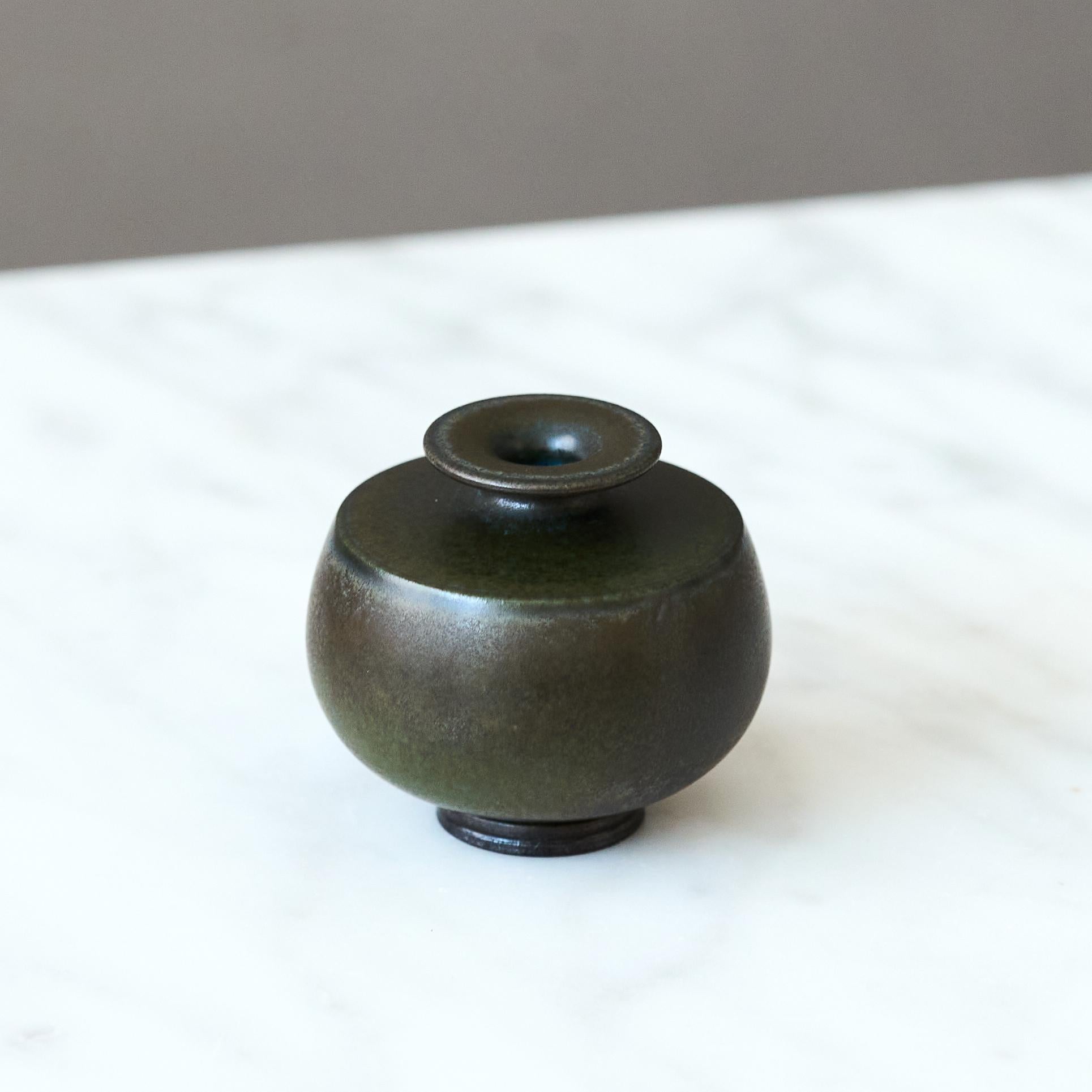 Smaltato Vaso in miniatura in gres blu di Berndt Friberg. Studio A Gustavsberg Svezia 1960 in vendita