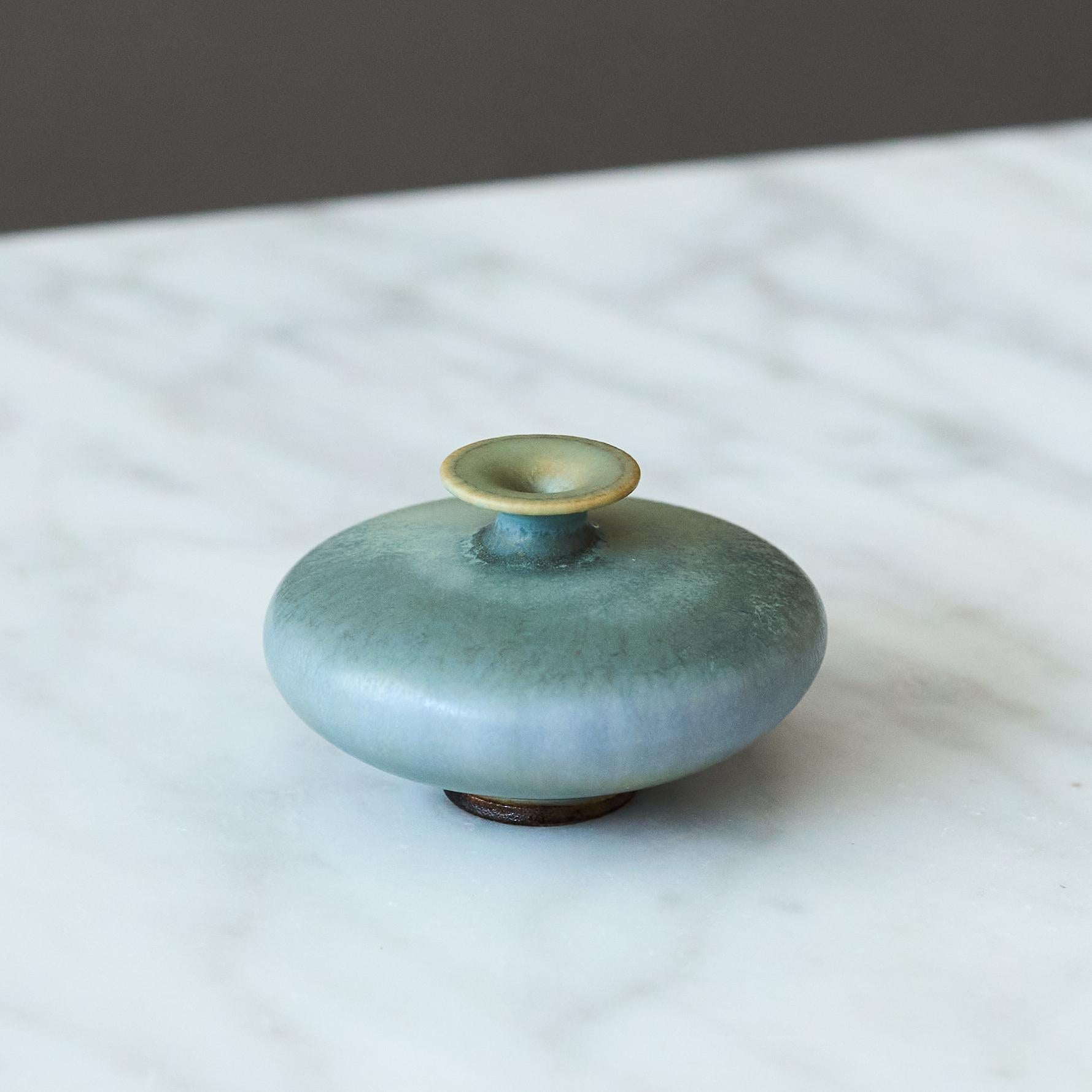 Jarrón en miniatura de gres azul de Berndt Friberg. Estudio Gustavsberg Suecia Años 60 Glaseado en venta