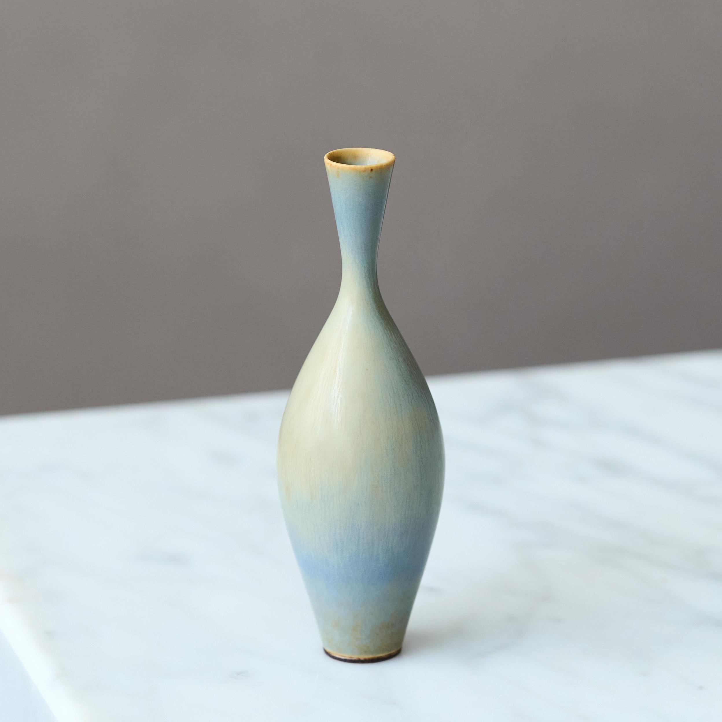 Vaso in miniatura in gres blu di Berndt Friberg. Studio A Gustavsberg Svezia 1960 In condizioni buone in vendita a Malmö, SE