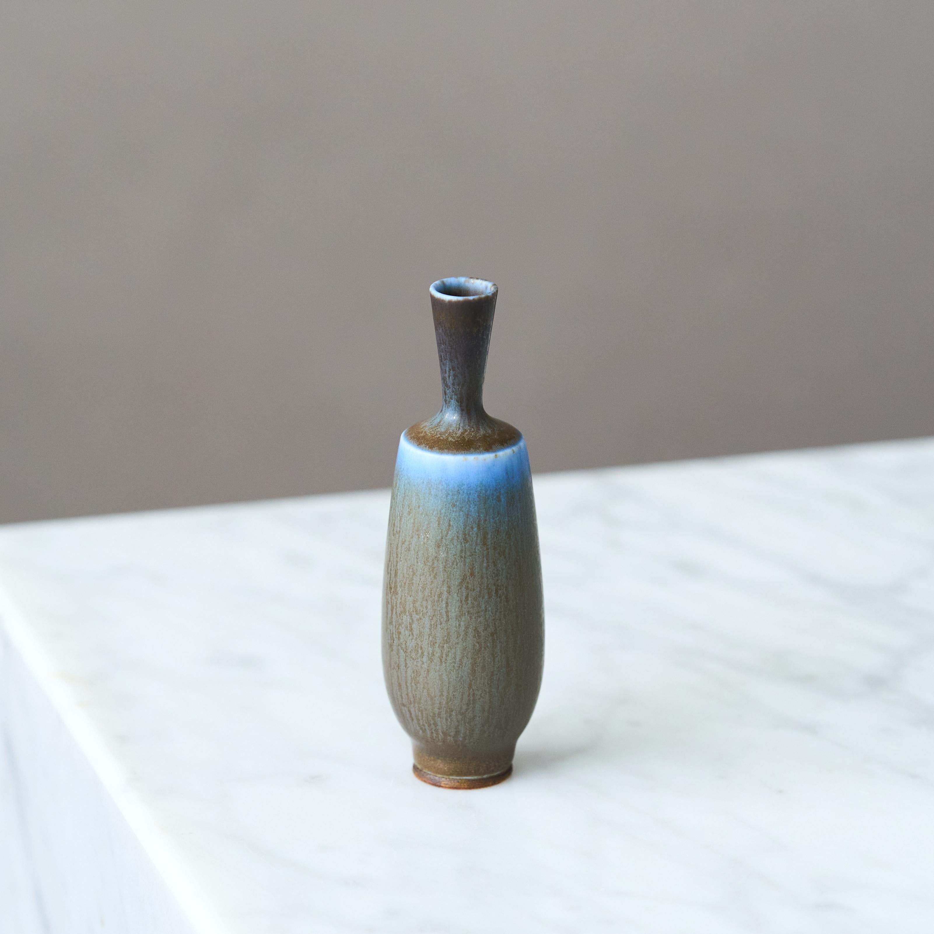 Jarrón en miniatura de gres azul de Berndt Friberg. Estudio Gustavsberg Suecia Años 60 en Bueno estado para la venta en Malmö, SE