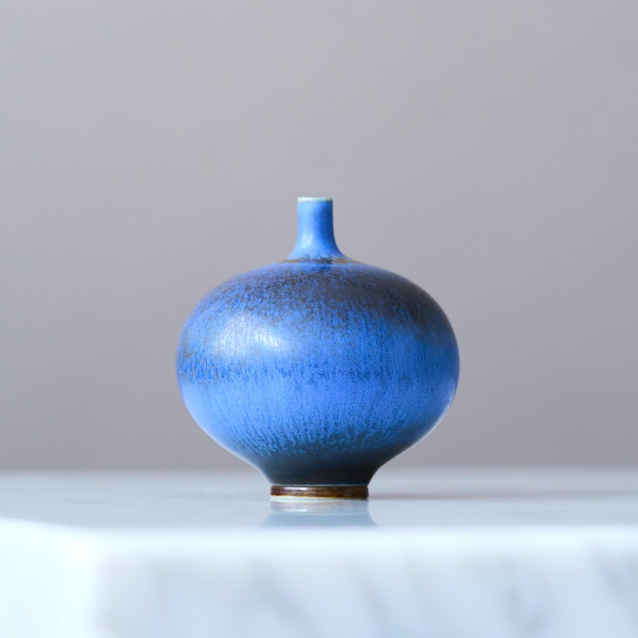 Vaso in miniatura in gres blu di Berndt Friberg. Studio A Gustavsberg Svezia 1960 In condizioni buone in vendita a Malmö, SE