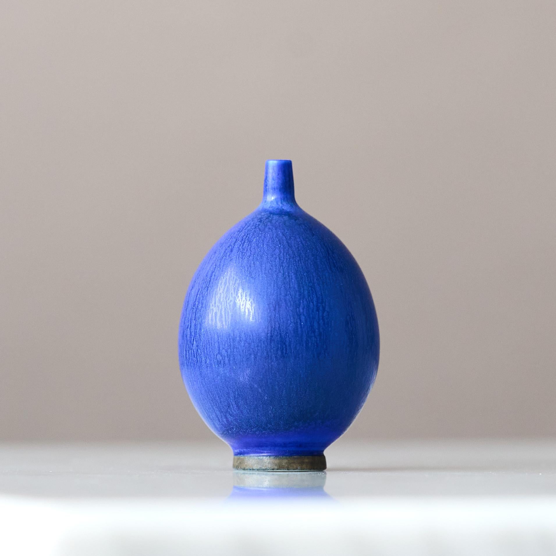 Vaso in miniatura in gres blu di Berndt Friberg. Studio A Gustavsberg Svezia 1960 In condizioni buone in vendita a Malmö, SE