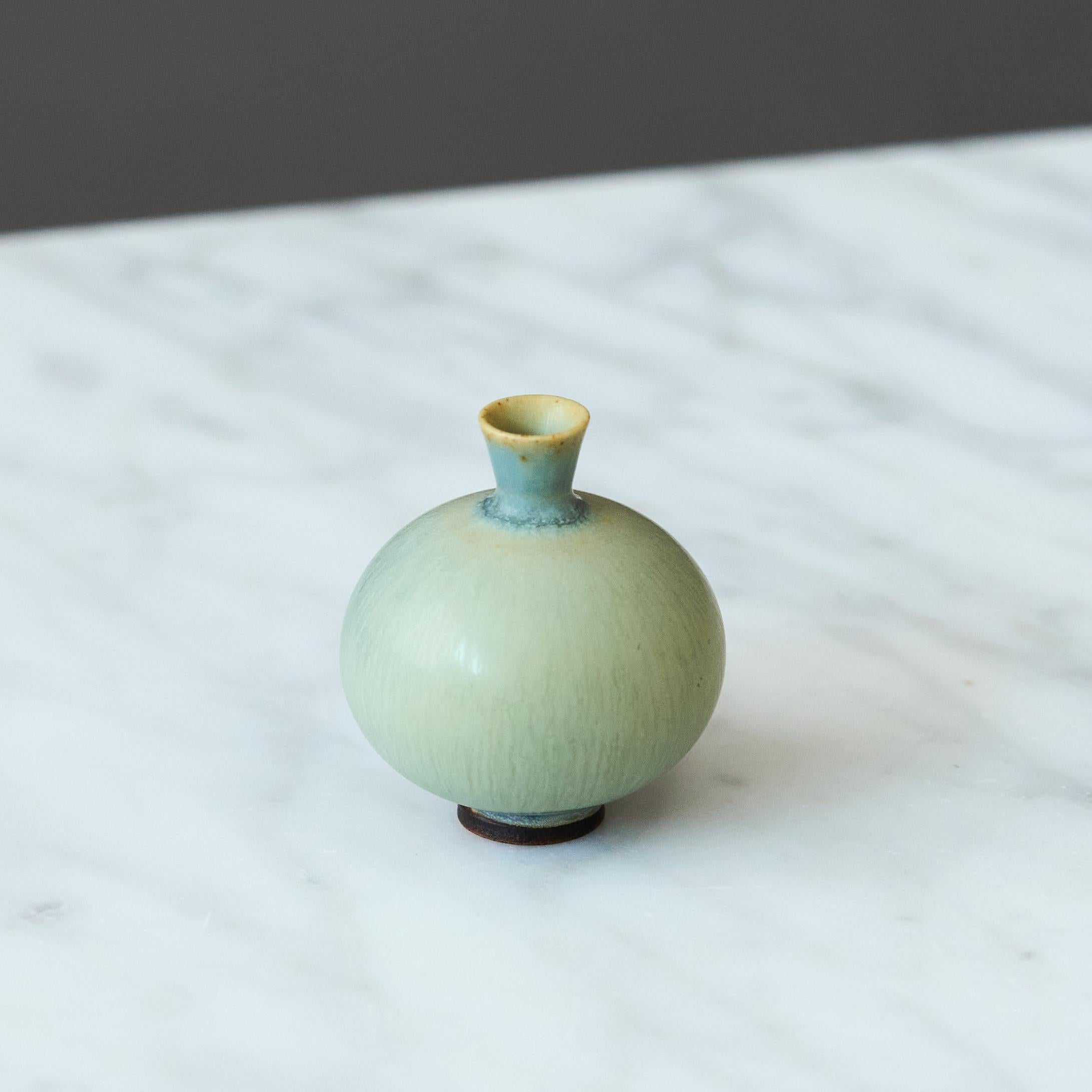 Vase miniature en grès bleu de Berndt Friberg. Gustavsberg Studio A Suède 1960s Bon état - En vente à Malmö, SE