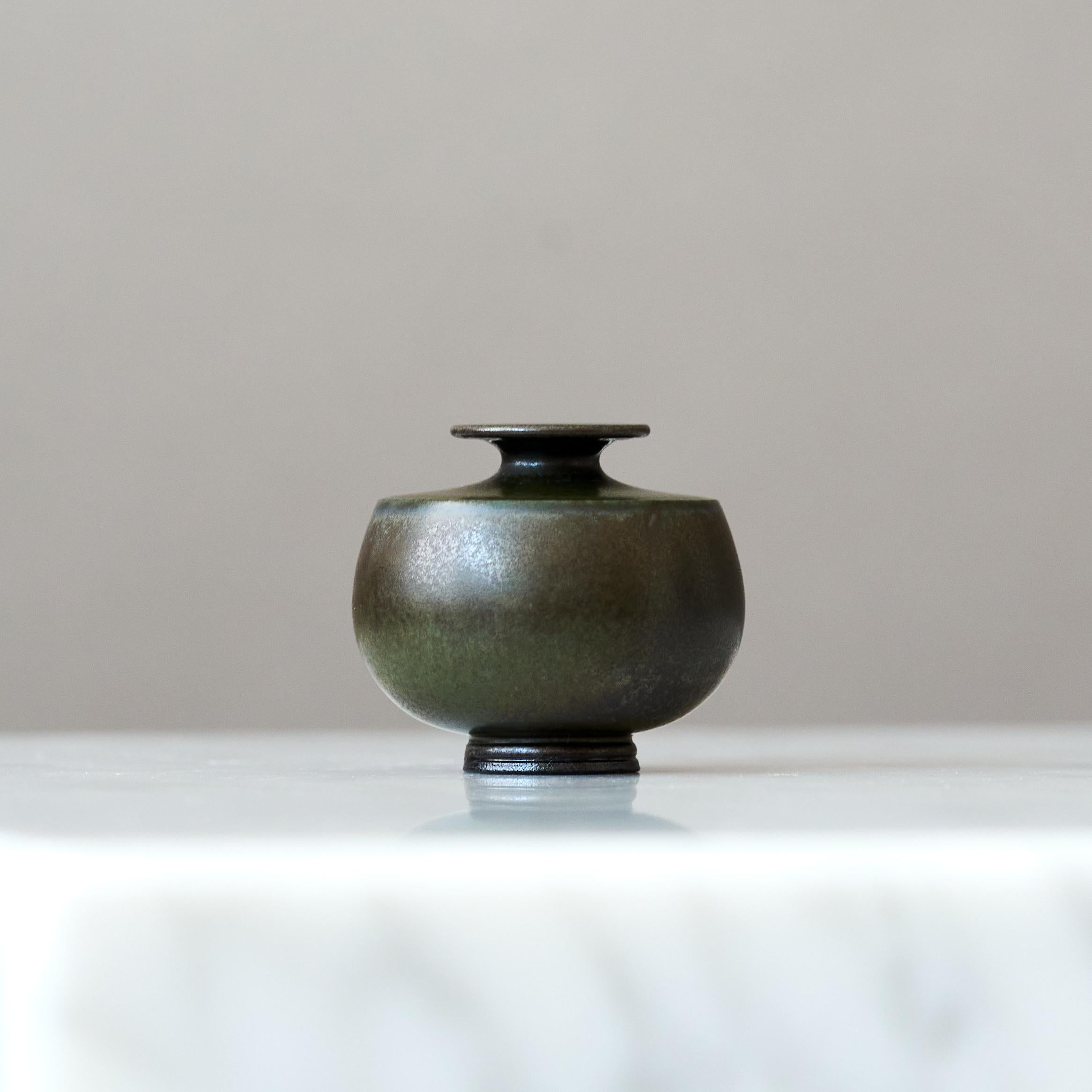Vaso in miniatura in gres blu di Berndt Friberg. Studio A Gustavsberg Svezia 1960 In condizioni buone in vendita a Malmö, SE