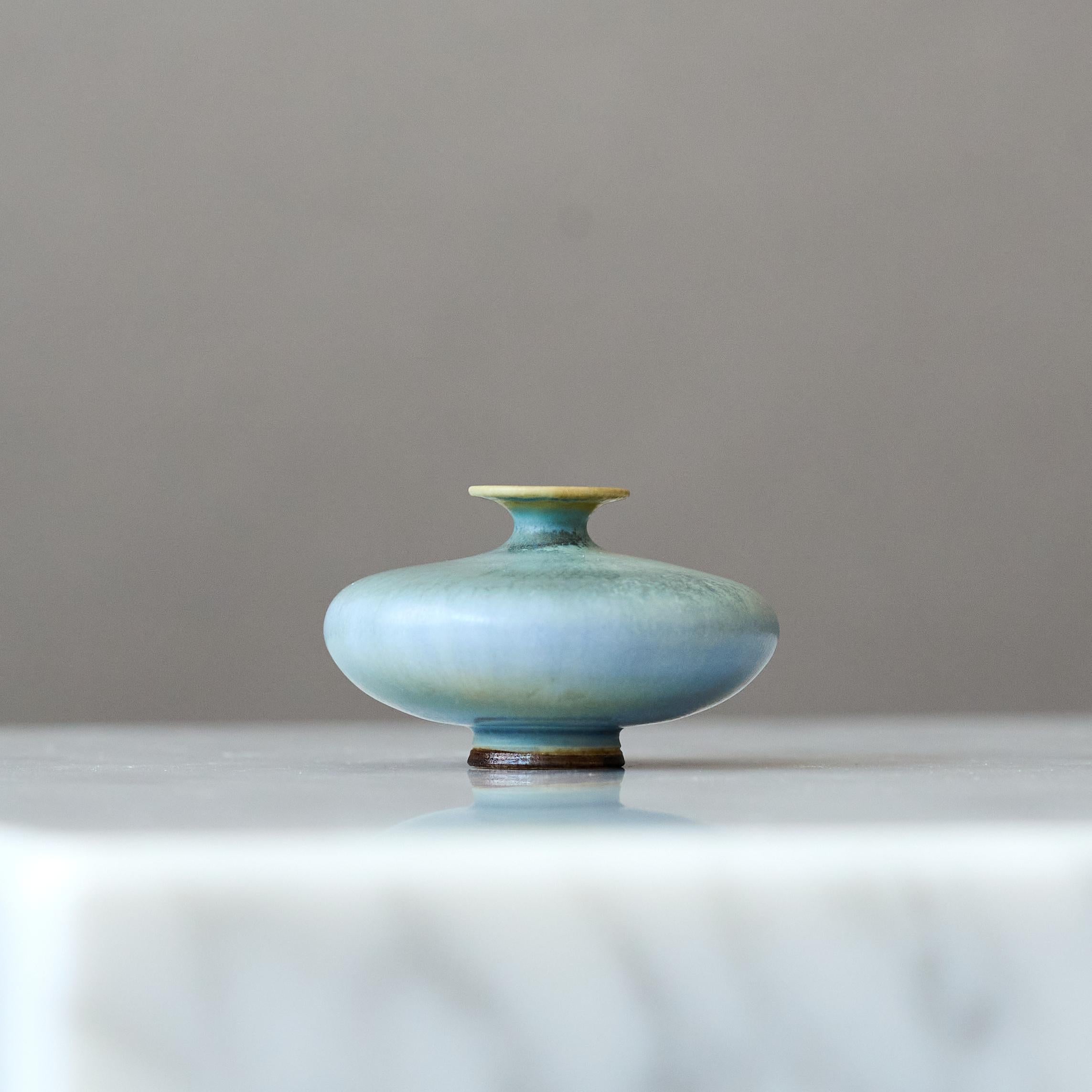 Jarrón en miniatura de gres azul de Berndt Friberg. Estudio Gustavsberg Suecia Años 60 en Bueno estado para la venta en Malmö, SE
