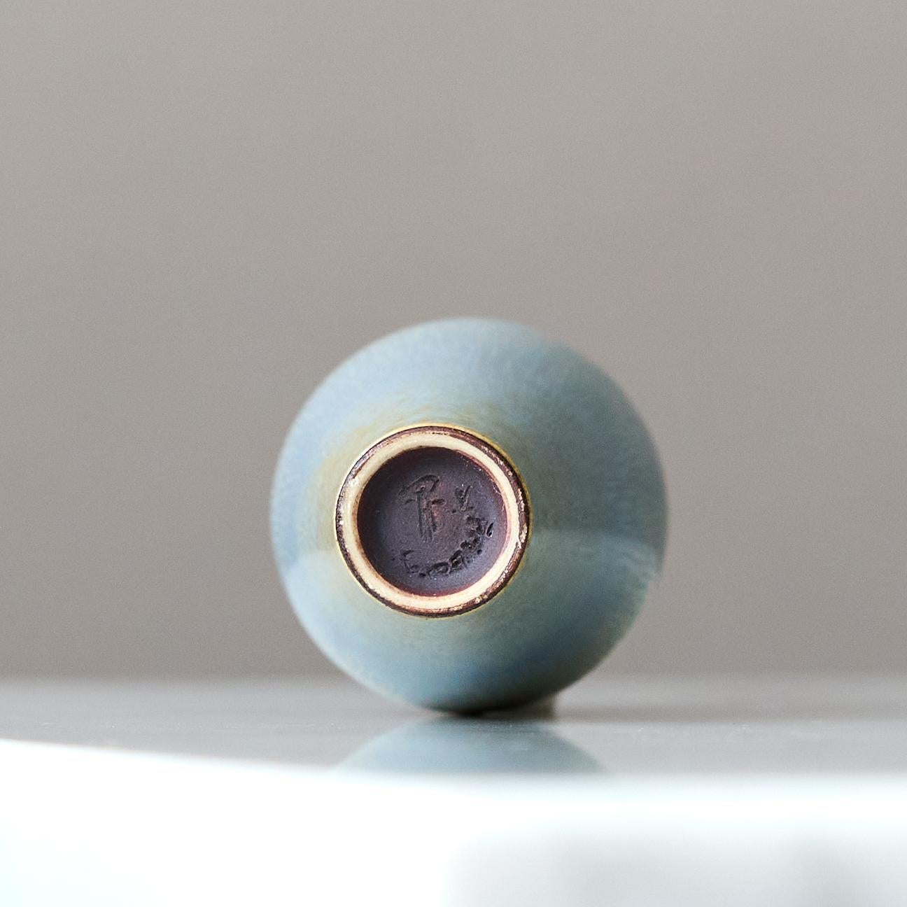 XX secolo Vaso in miniatura in gres blu di Berndt Friberg. Studio A Gustavsberg Svezia 1960 in vendita