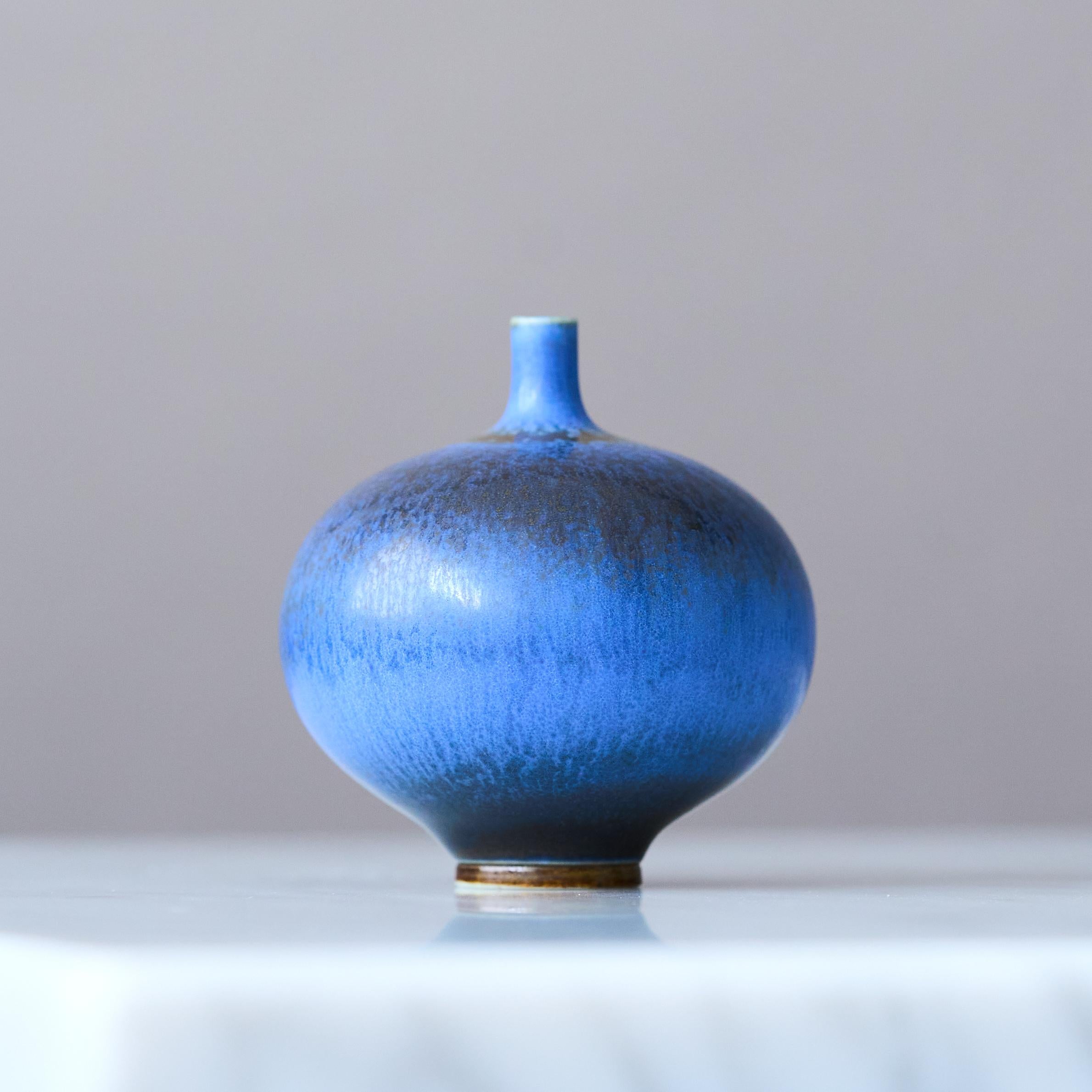 XX secolo Vaso in miniatura in gres blu di Berndt Friberg. Studio A Gustavsberg Svezia 1960 in vendita