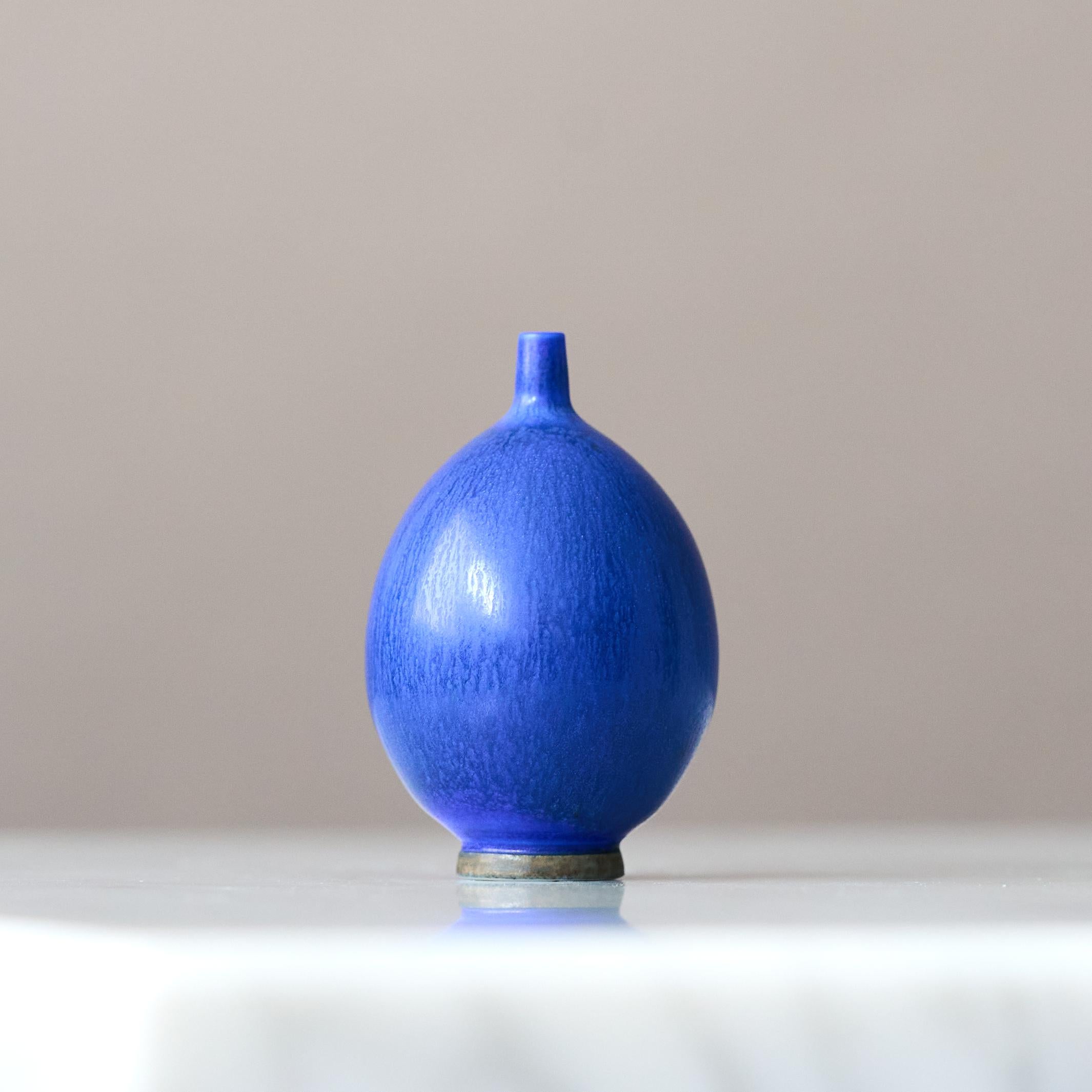 XX secolo Vaso in miniatura in gres blu di Berndt Friberg. Studio A Gustavsberg Svezia 1960 in vendita