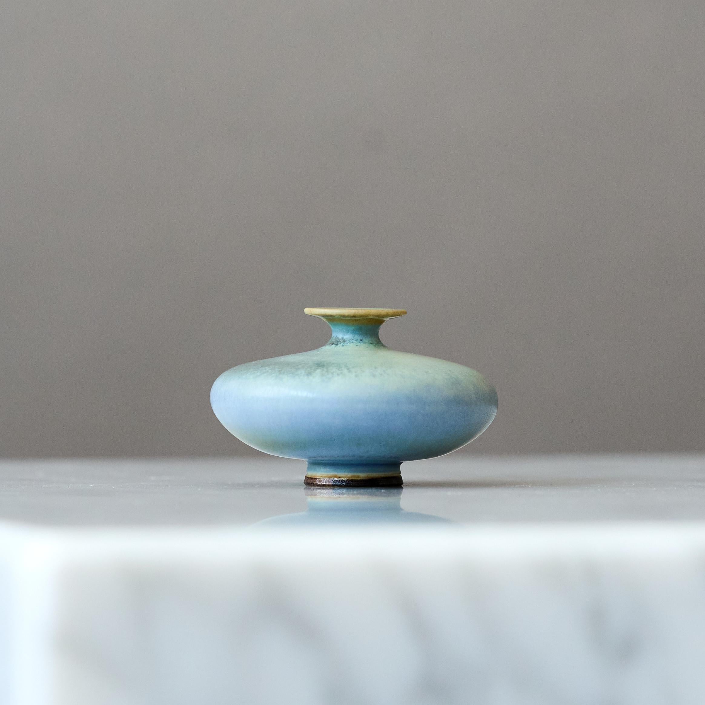 Jarrón en miniatura de gres azul de Berndt Friberg. Estudio Gustavsberg Suecia Años 60 siglo XX en venta