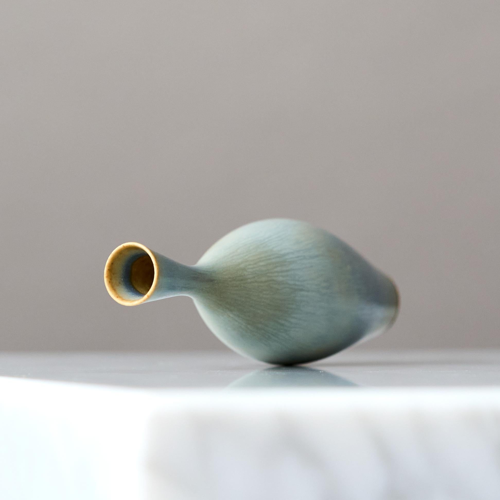 Ceramica Vaso in miniatura in gres blu di Berndt Friberg. Studio A Gustavsberg Svezia 1960 in vendita
