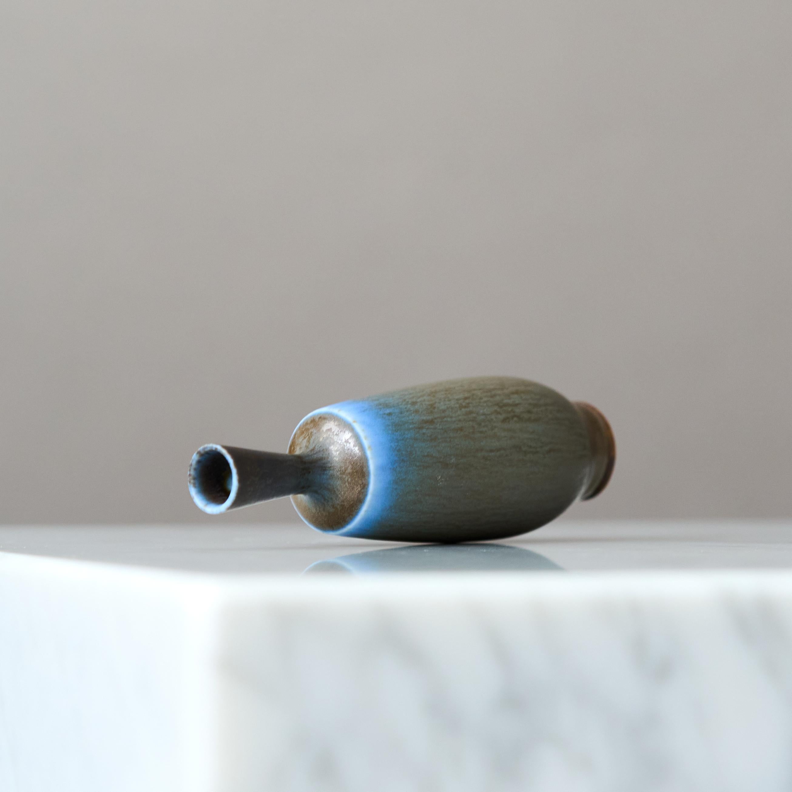Jarrón en miniatura de gres azul de Berndt Friberg. Estudio Gustavsberg Suecia Años 60 Cerámico en venta