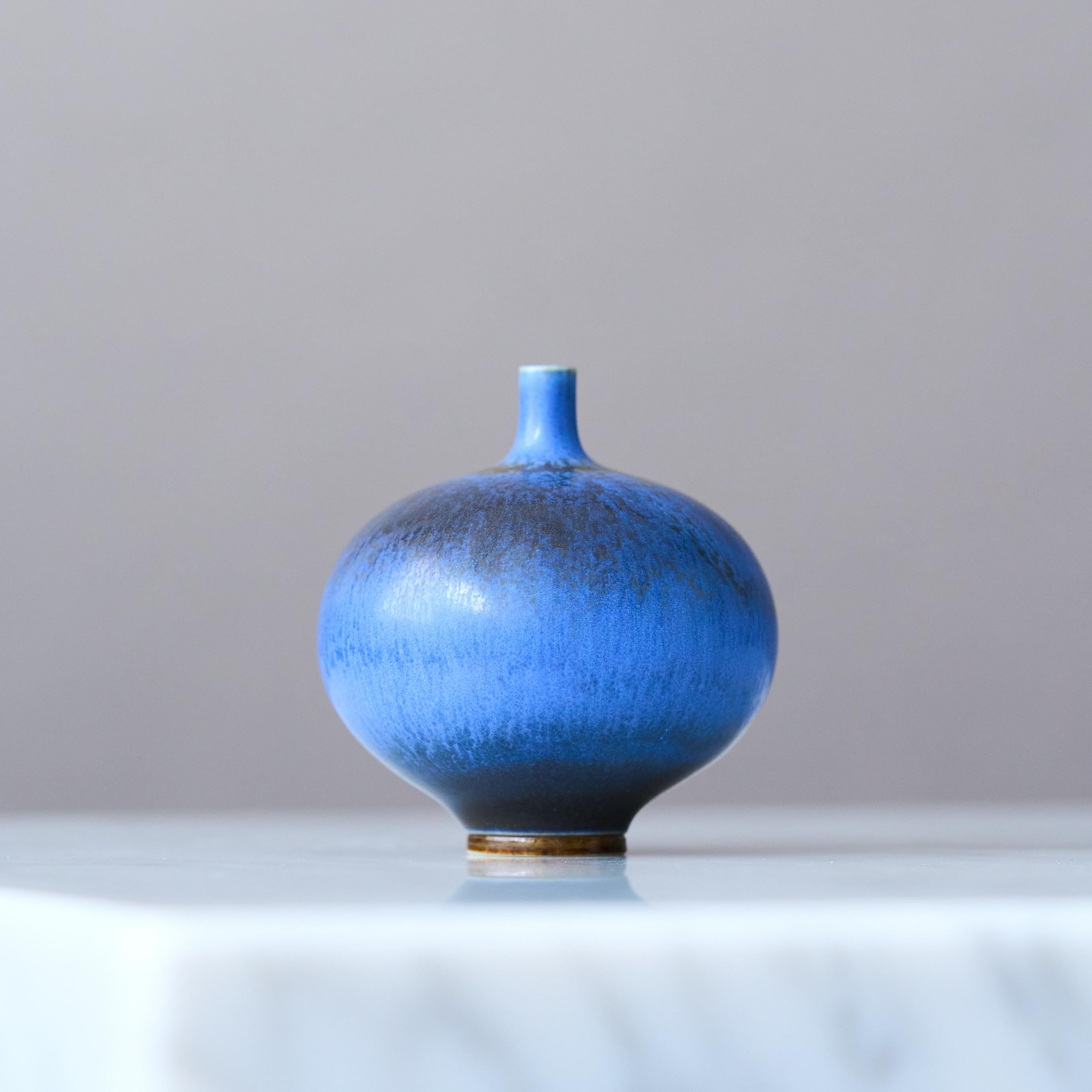 Ceramica Vaso in miniatura in gres blu di Berndt Friberg. Studio A Gustavsberg Svezia 1960 in vendita