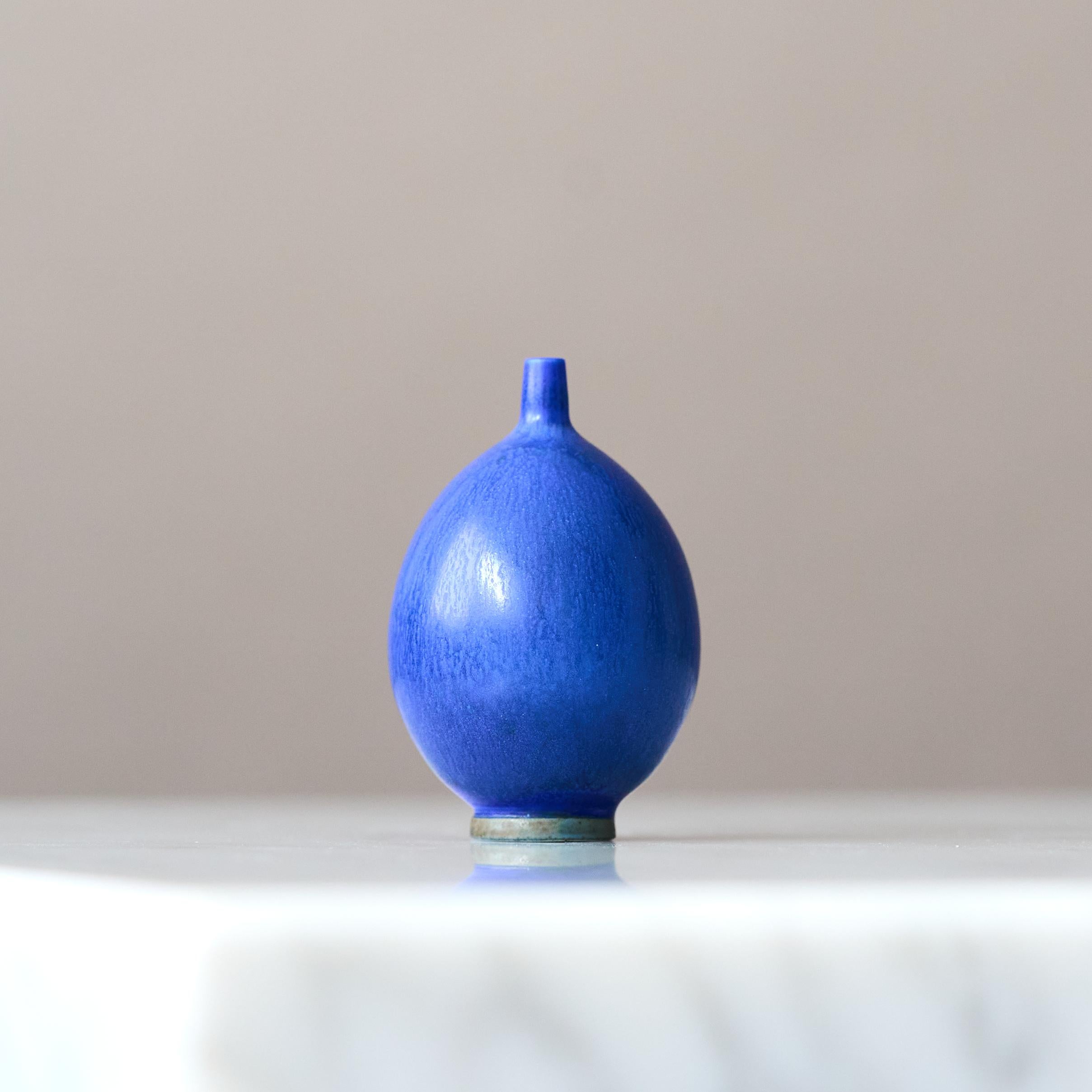 Ceramica Vaso in miniatura in gres blu di Berndt Friberg. Studio A Gustavsberg Svezia 1960 in vendita