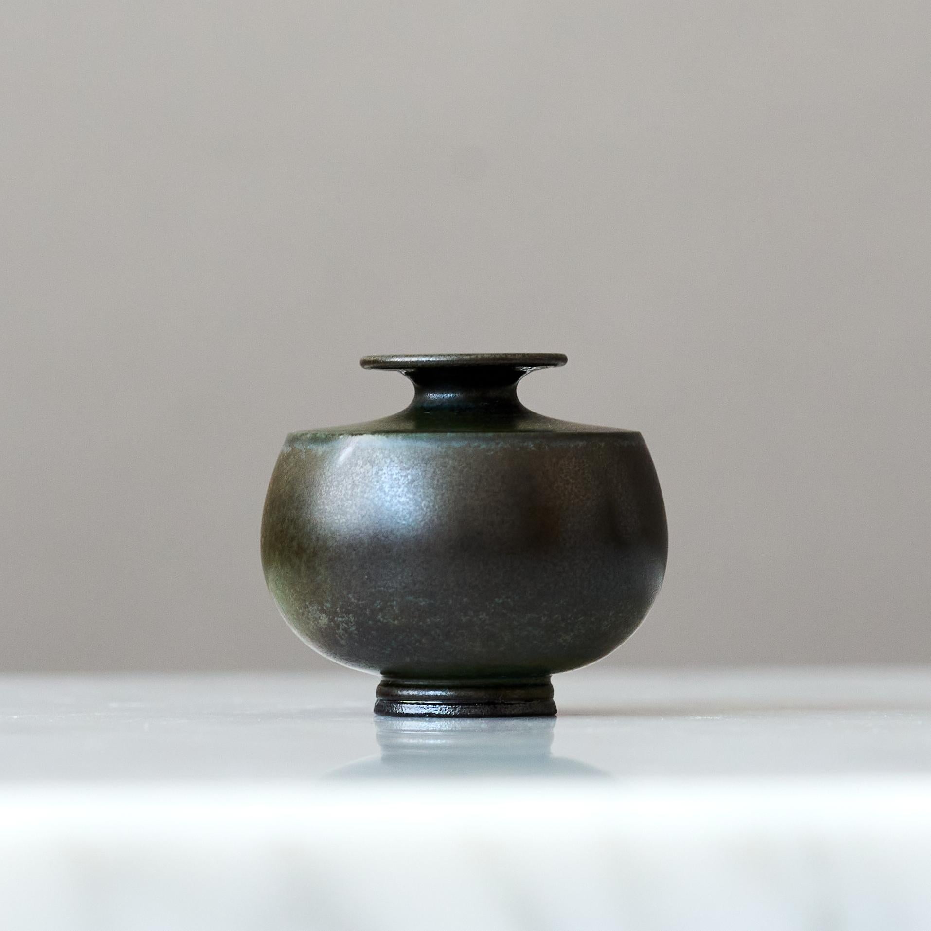 Ceramica Vaso in miniatura in gres blu di Berndt Friberg. Studio A Gustavsberg Svezia 1960 in vendita