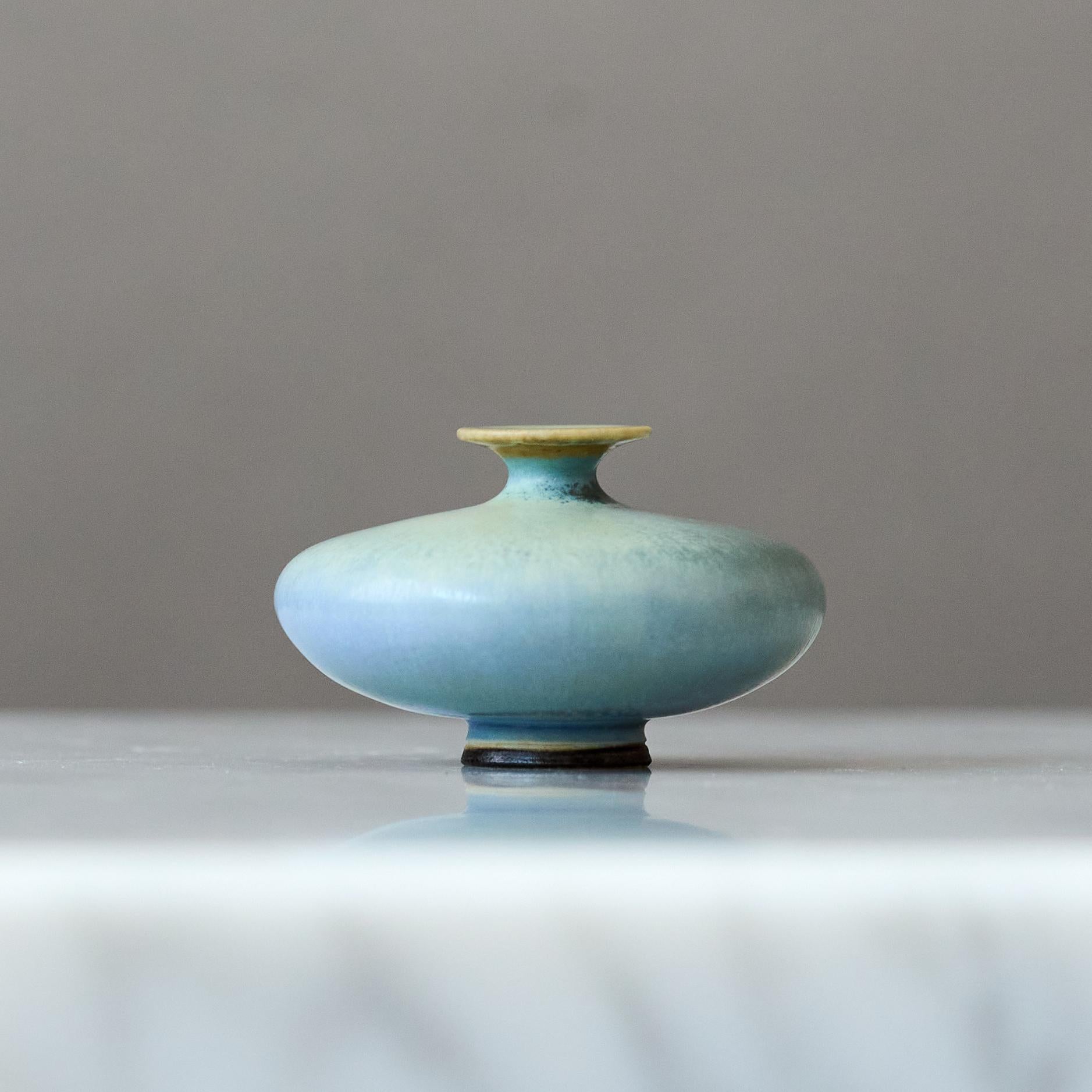 Jarrón en miniatura de gres azul de Berndt Friberg. Estudio Gustavsberg Suecia Años 60 Cerámico en venta