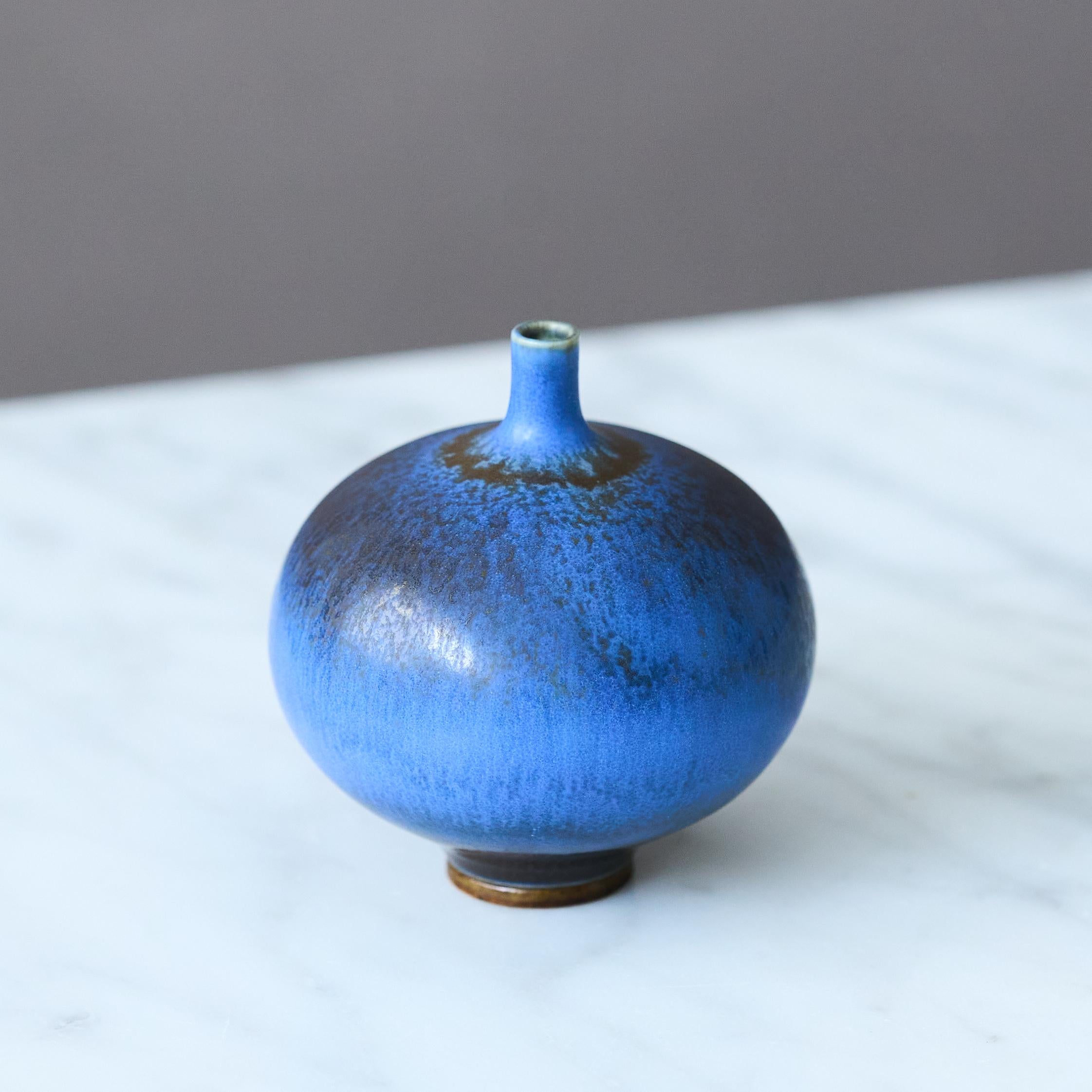 Vaso in miniatura in gres blu di Berndt Friberg. Studio A Gustavsberg Svezia 1960 in vendita 1