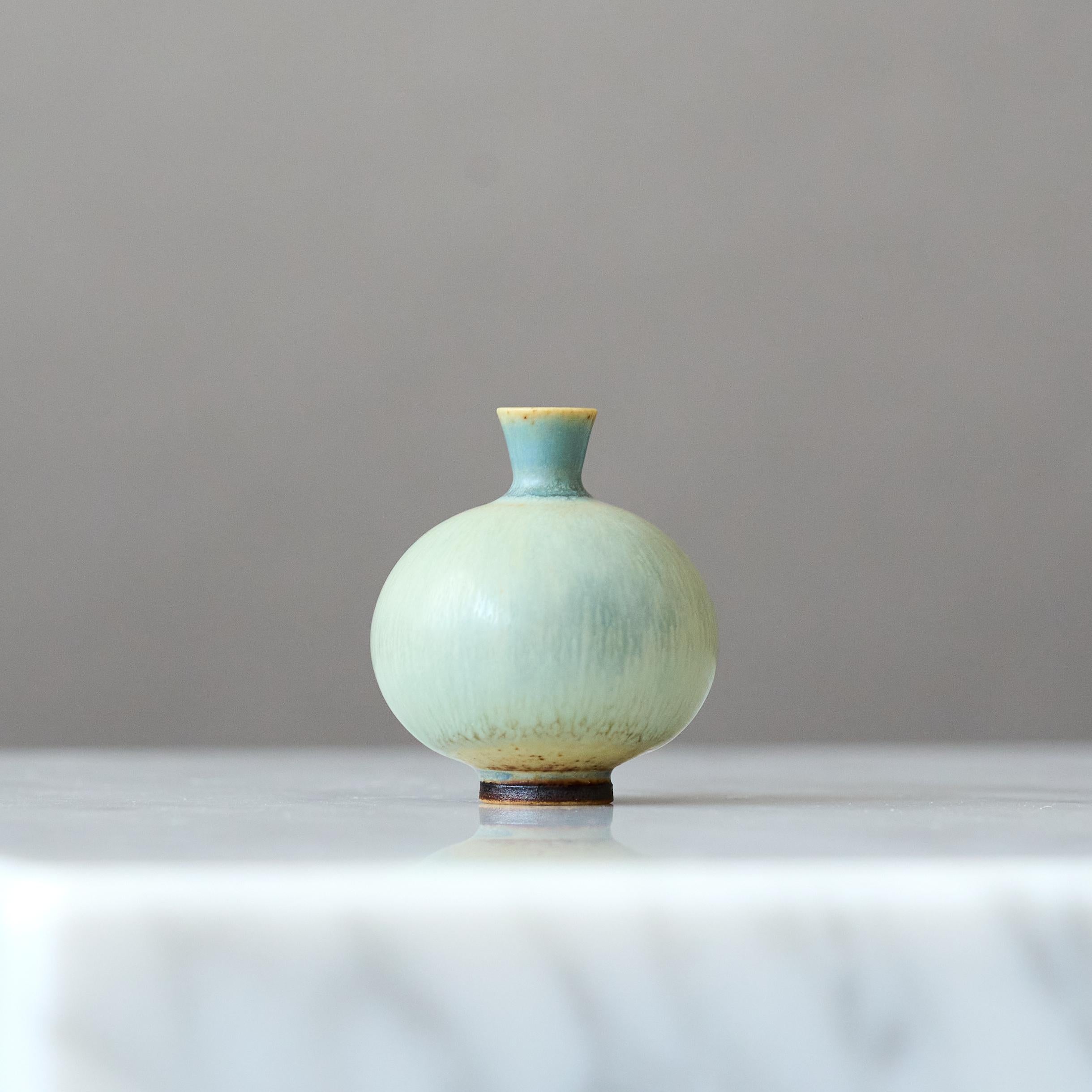 Vase miniature en grès bleu de Berndt Friberg. Gustavsberg Studio A Suède 1960s en vente 1